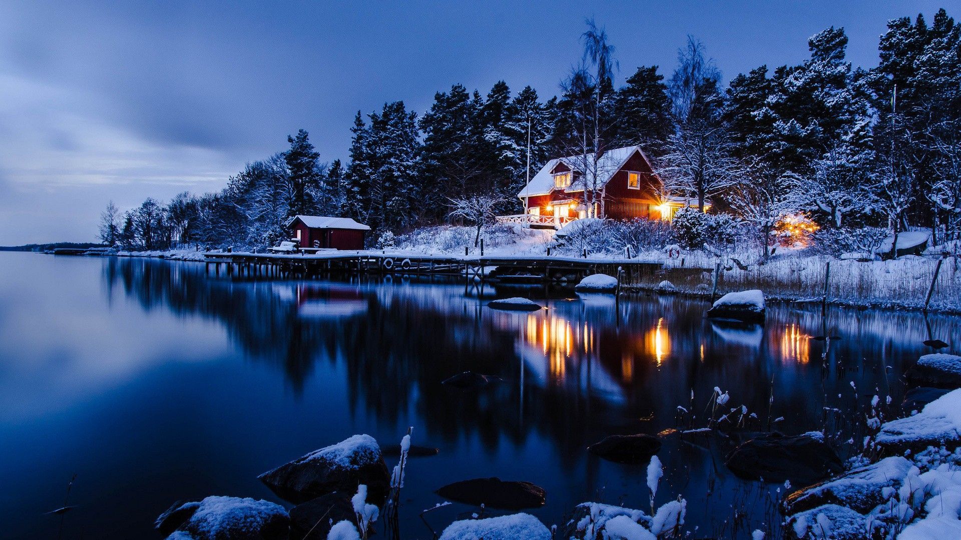 Casa innevata riva lago notte, 1920x1080 1080p, Desktop