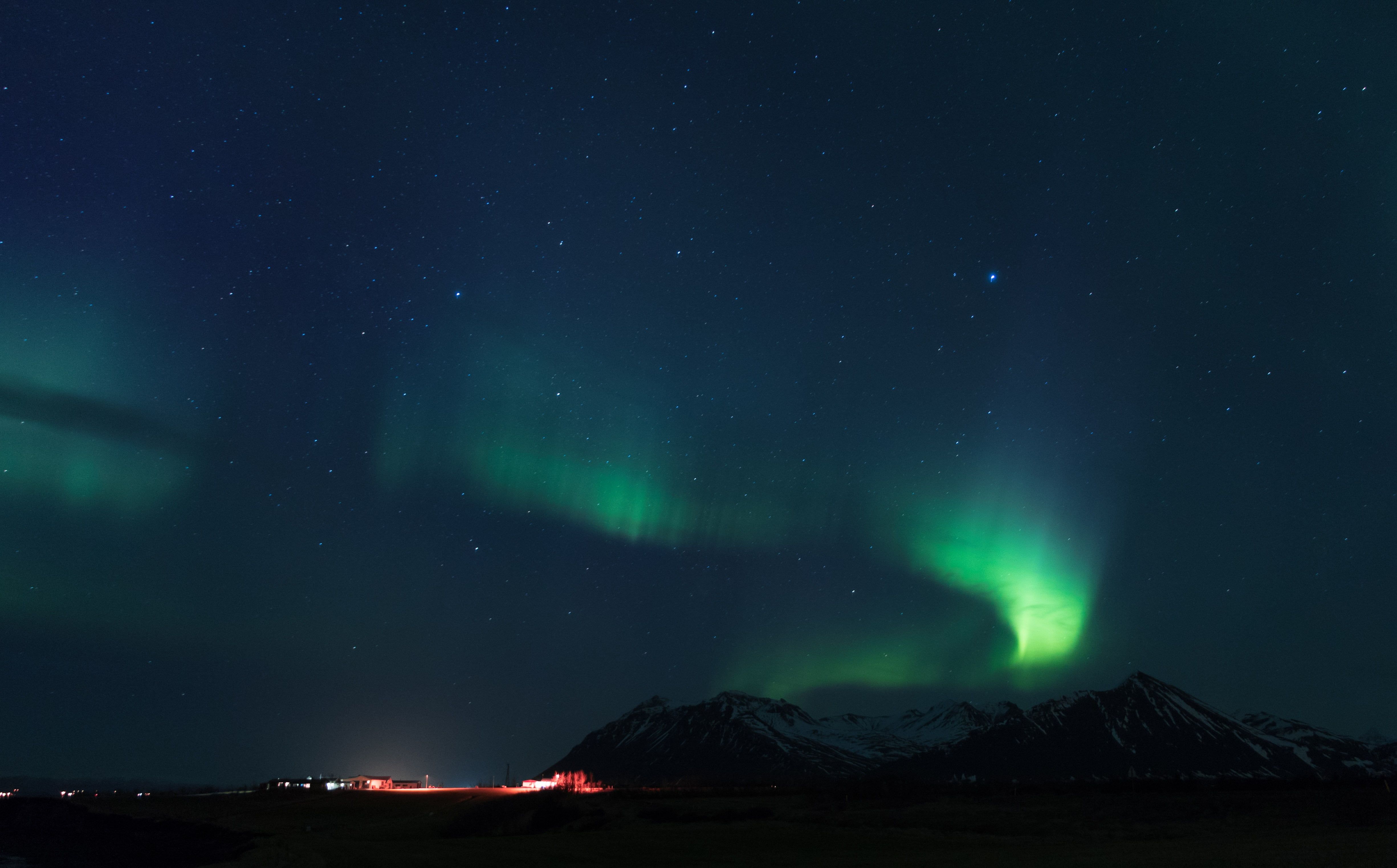 Aurora boreale su montagna innevata, 4902x3046 Ultra HD, 4K TV