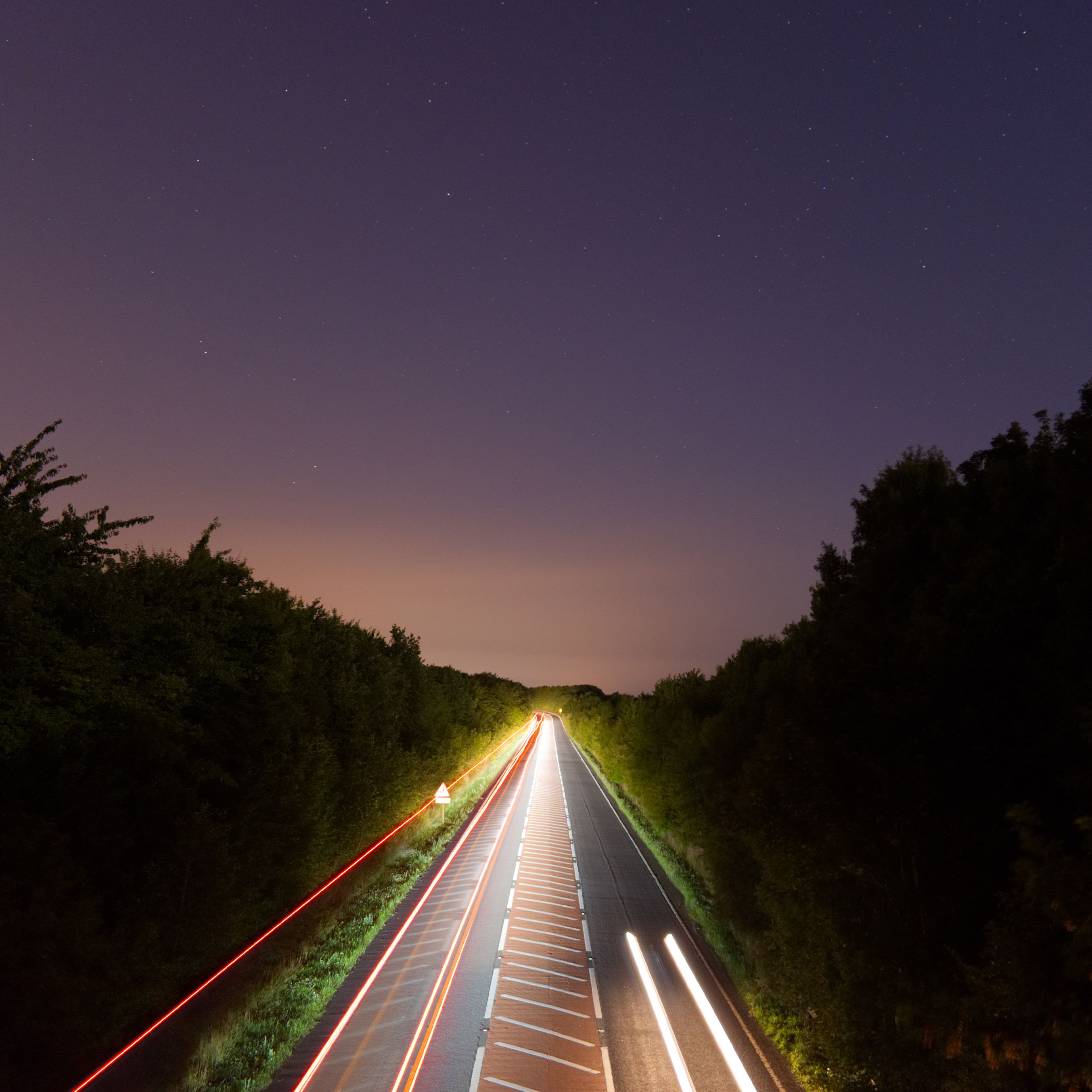 Strada notturna con scie luminose, 2706x2706 2K, Laptop