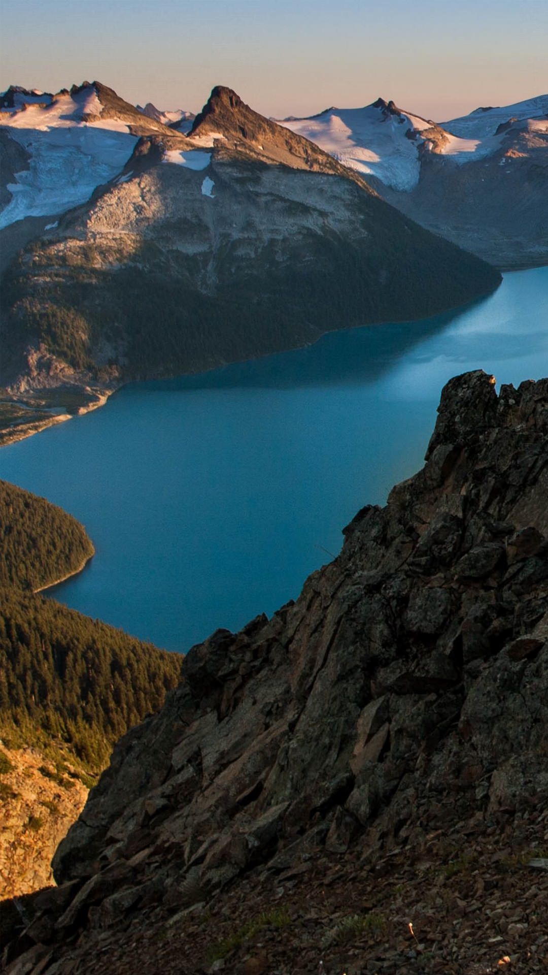 Lago blu tra montagne, 1080x1920 Full HD Verticale, iPhone Air