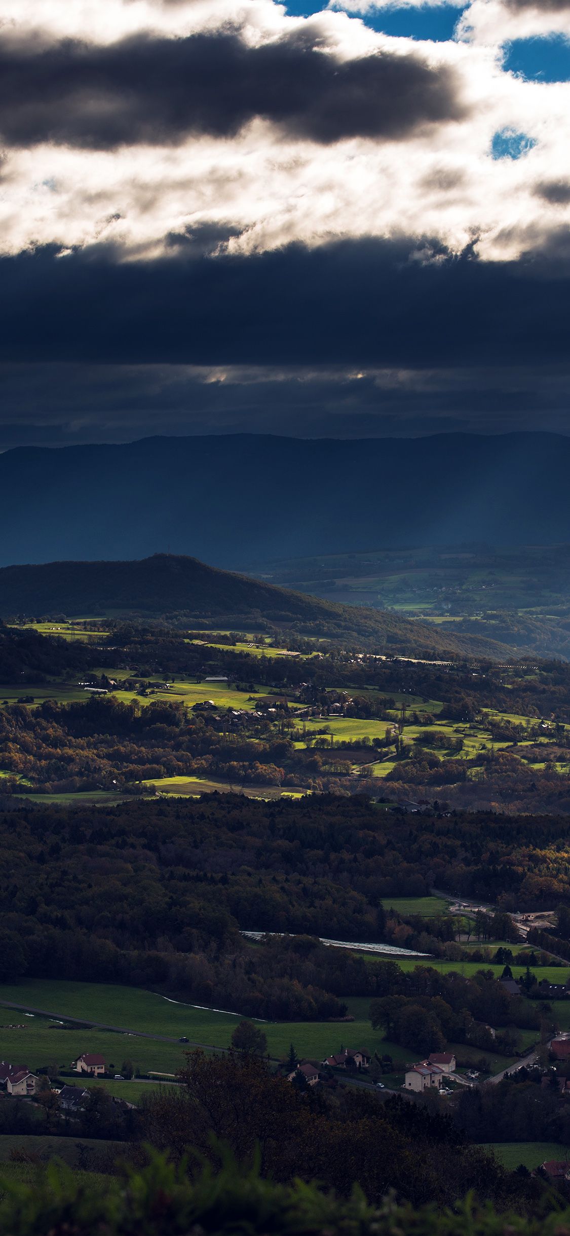 Valle verde con nuvole drammatiche, 1125x2436 Full HD Verticale, iPhone Plus