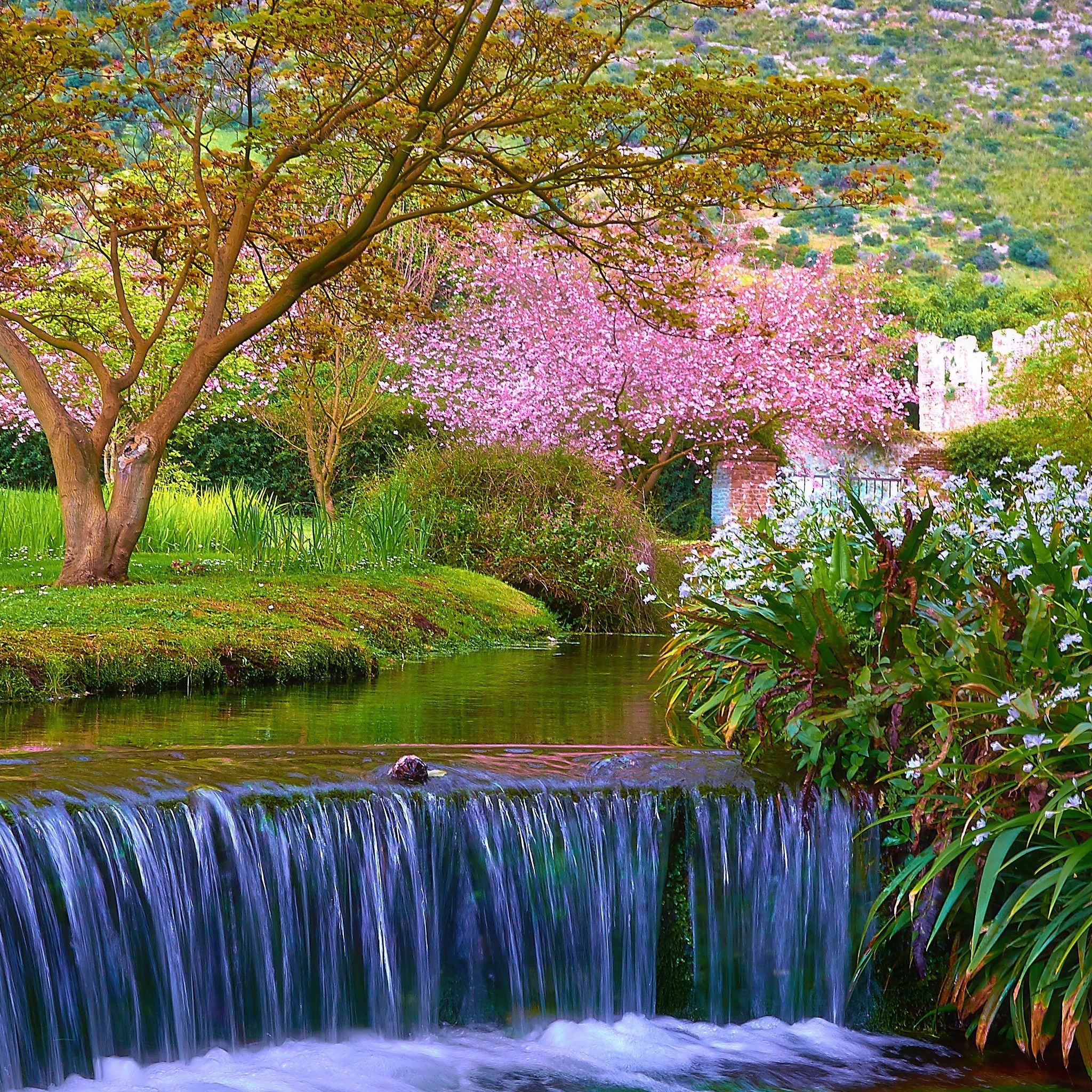 Giardino primaverile con cascata, 2048x2048 alta risoluzione, PC