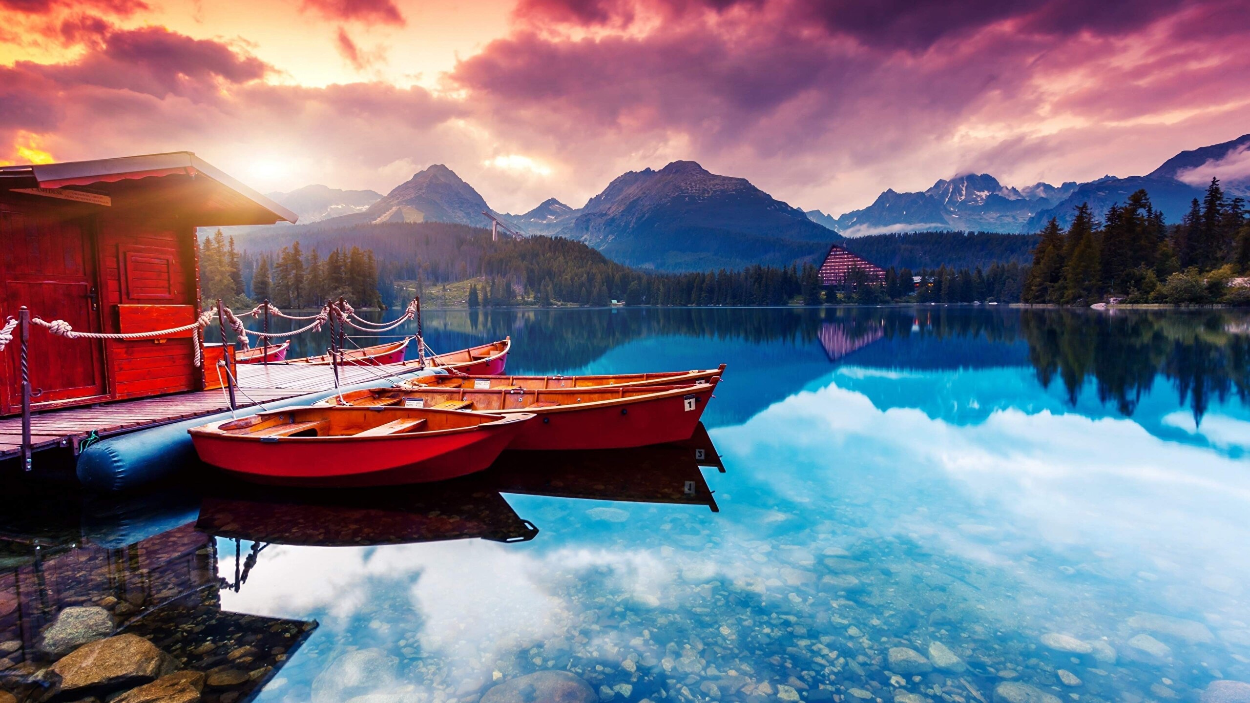 Lago montano con barche rosse, 2560x1440 2K, Desktop