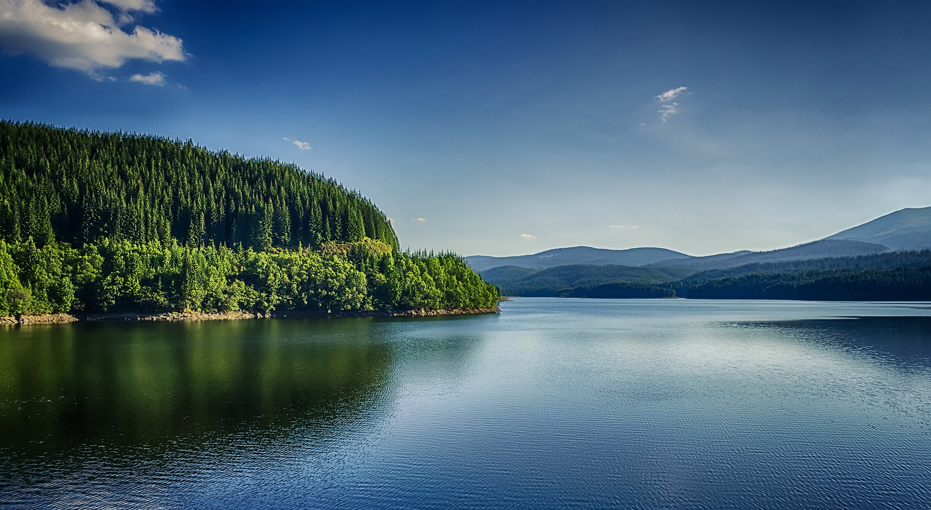 Lago montano con foresta verde, 1920x1052 1080p, Desktop