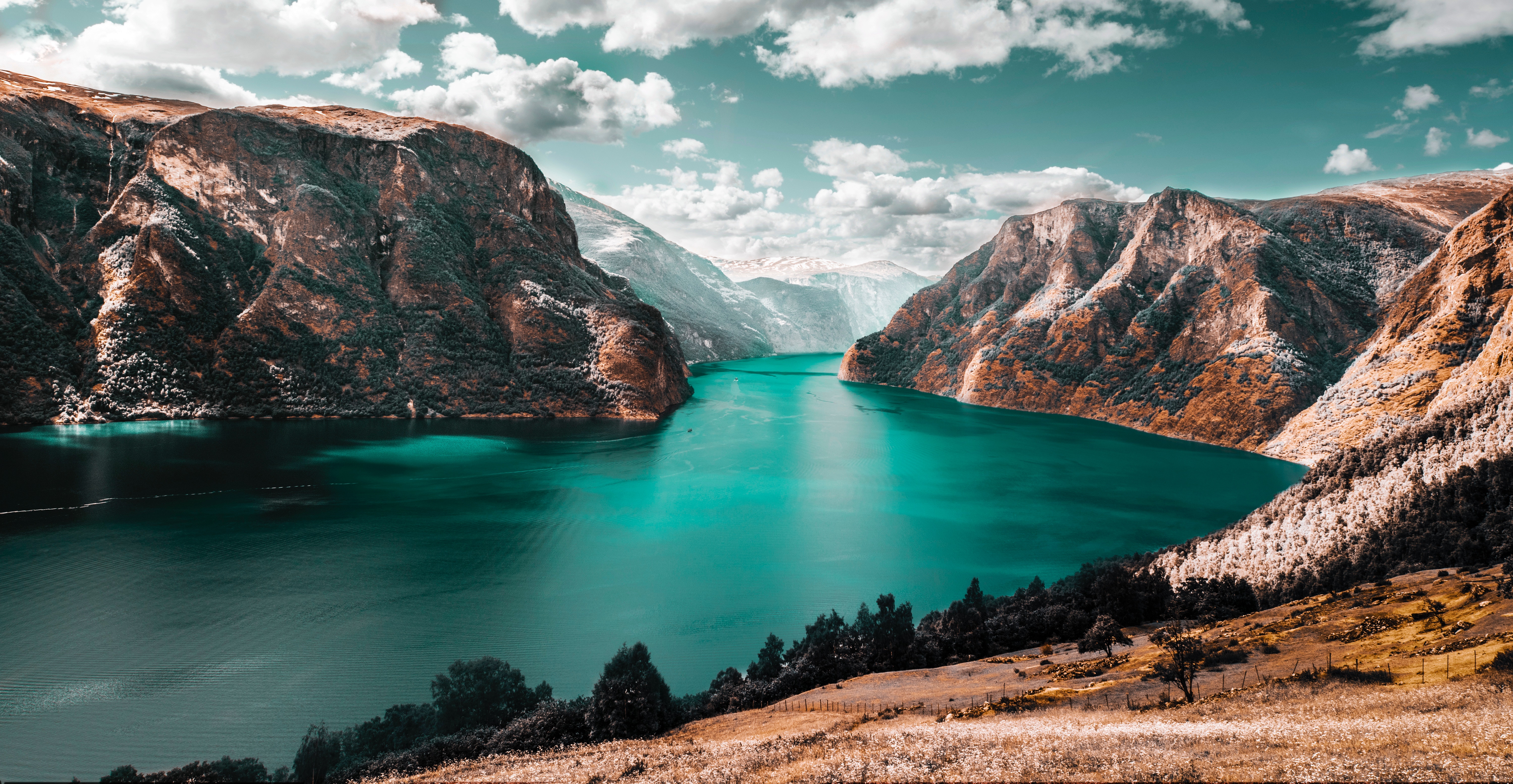 Fiordo turchese tra montagne, 6000x3111 4K Ultra HD, Monitor 4K
