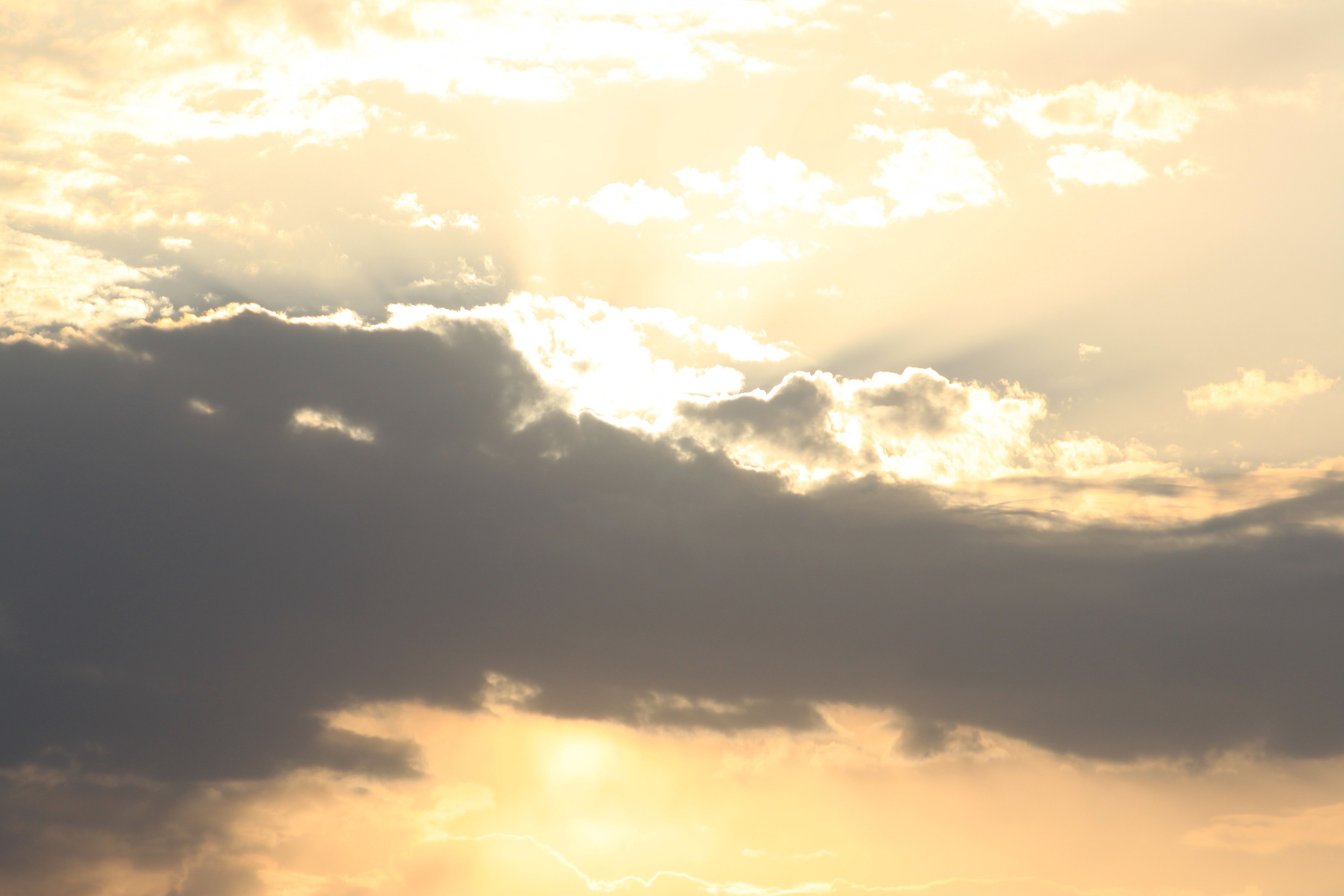 Tramonto tra nuvole dorate, 4752x3168 UHD, PC 4K