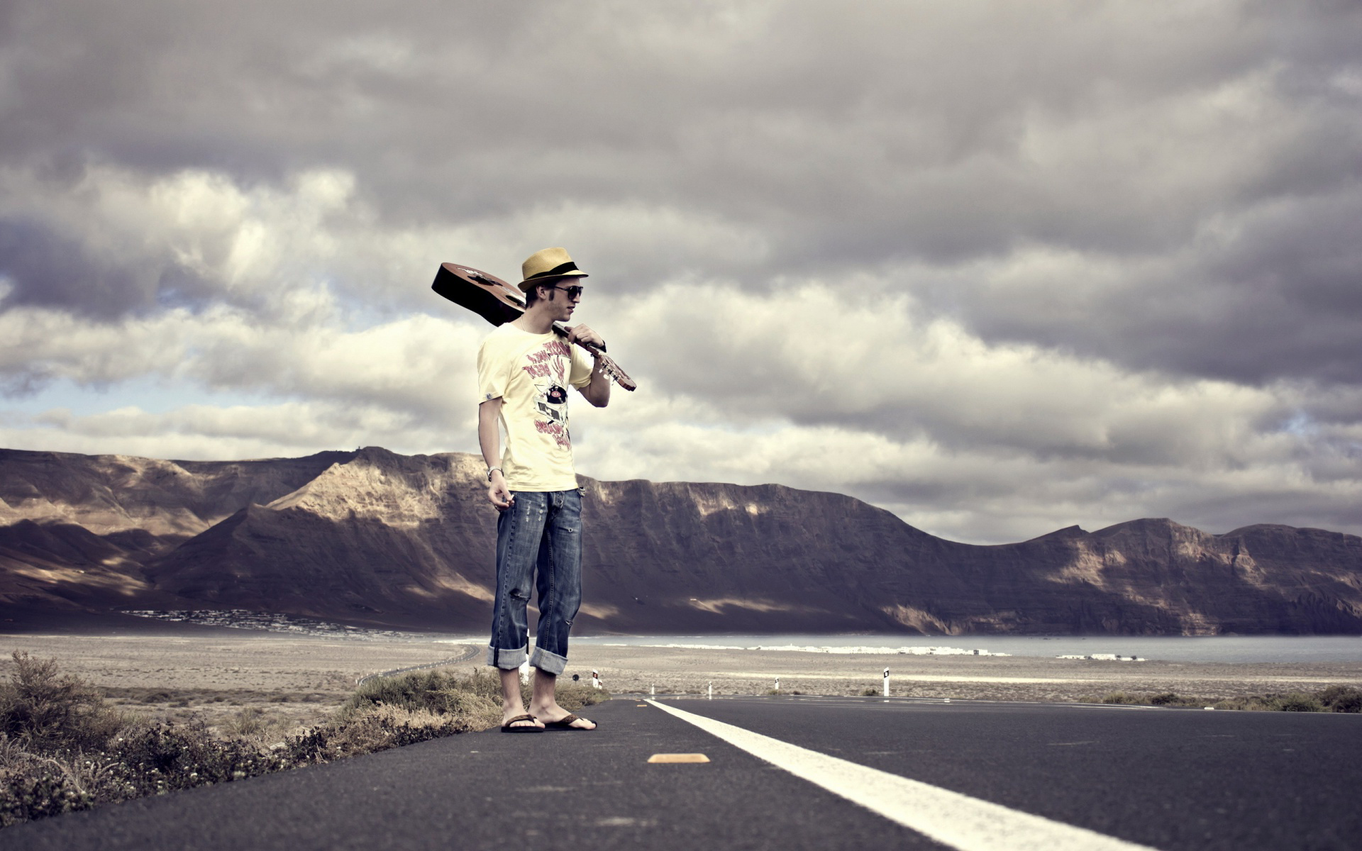 Uomo solitario su strada deserta, 1920x1200 WUXGA, Desktop