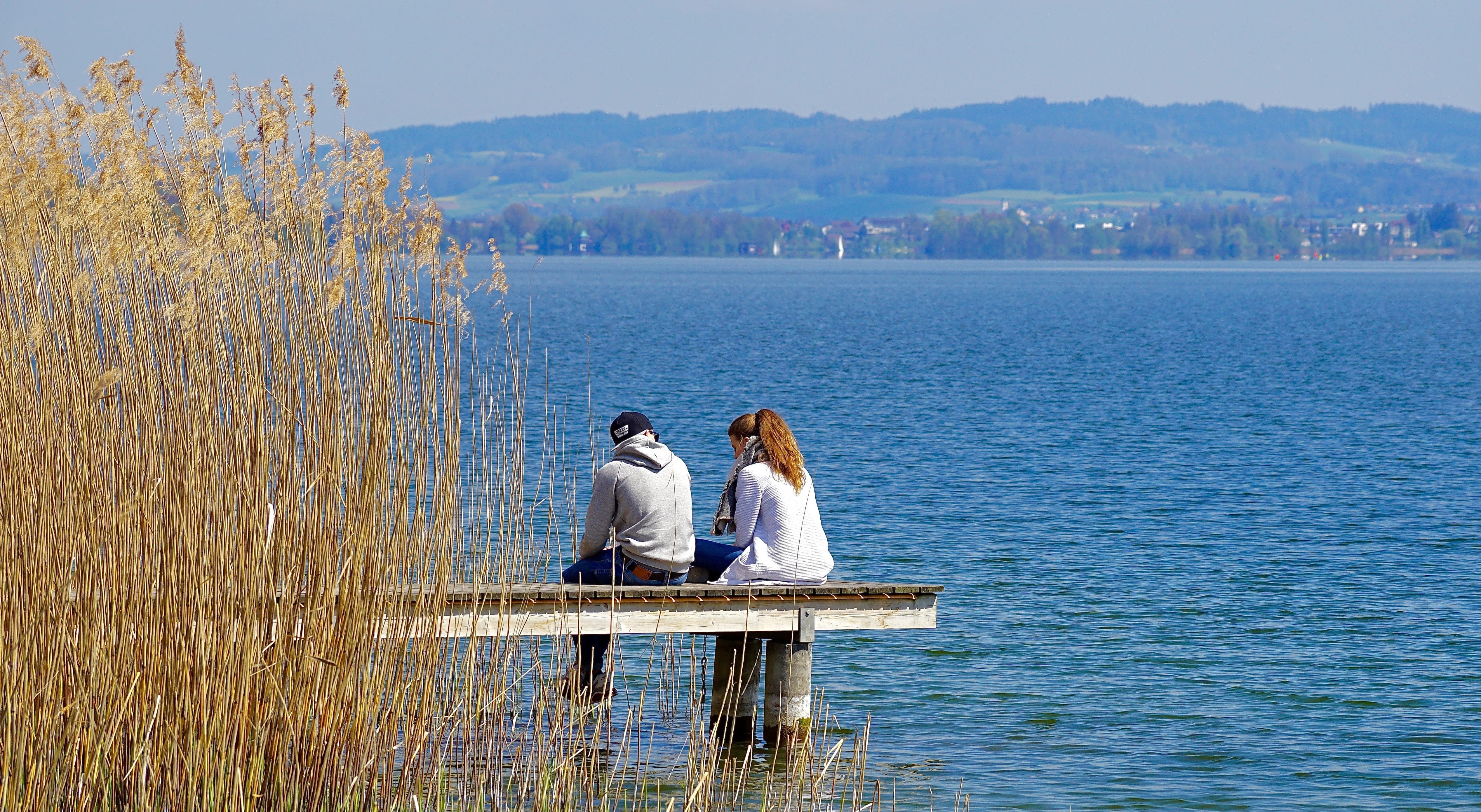 Coppia seduta su molo lago, 5073x2783 Ultra HD, 4K TV