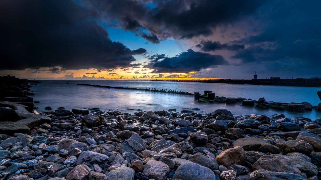 Spiaggia rocciosa al tramonto, 1366x768 HD, Desktop