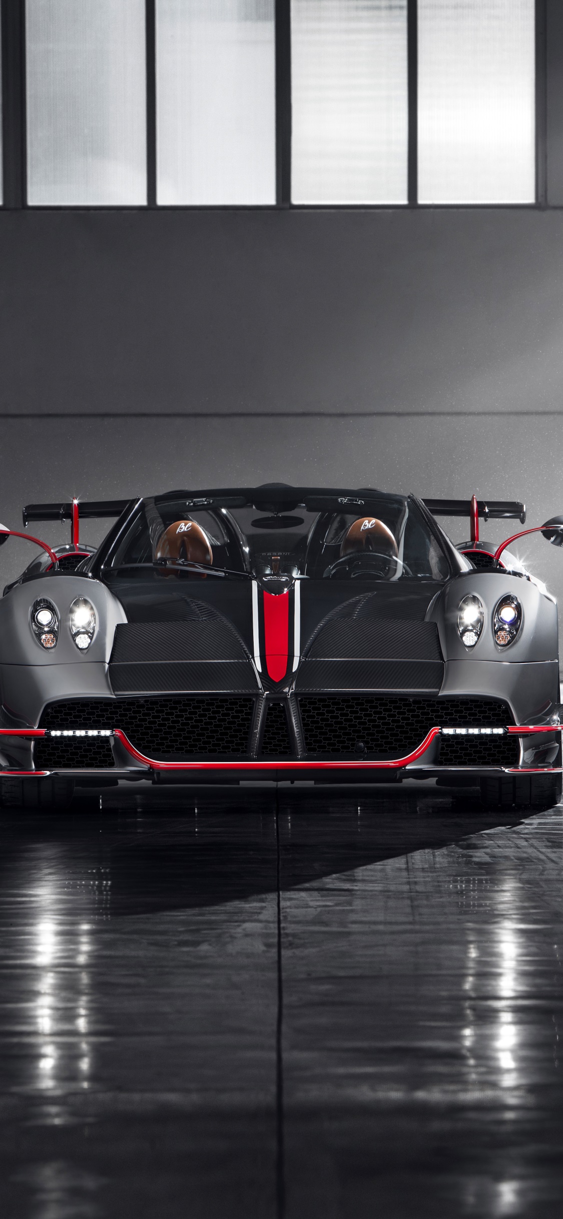 Pagani Huayra grigia in garage, 1125x2436 Full HD Verticale, iPhone