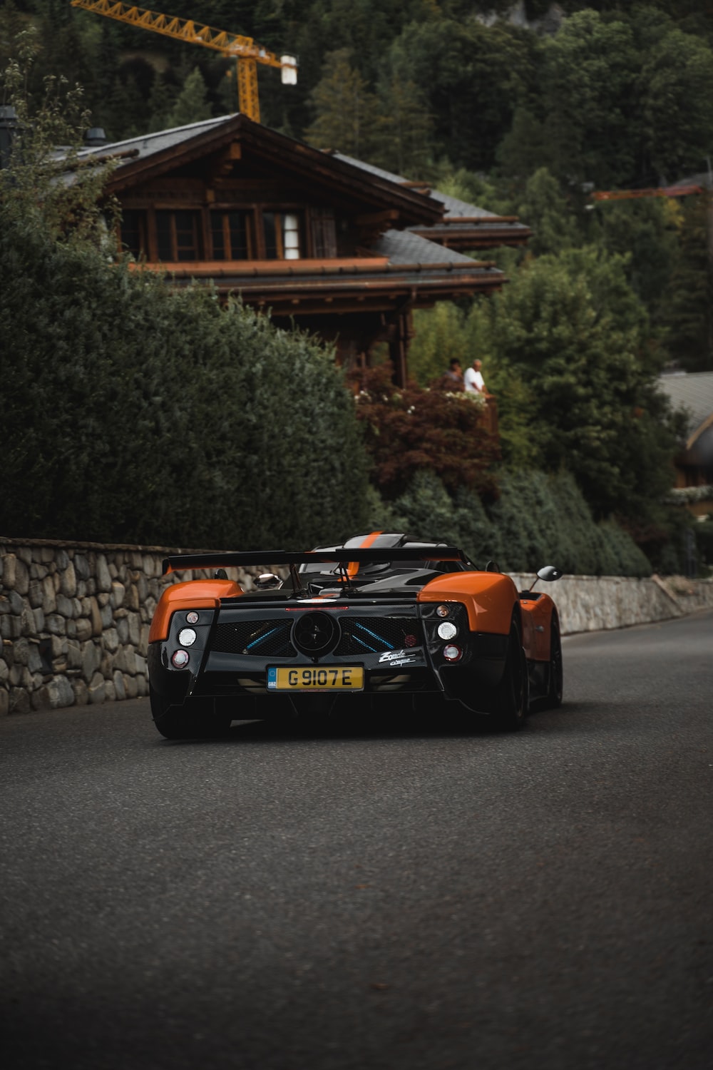 Pagani Huayra arancione su strada, 1000x1500 Verticale, Telefono