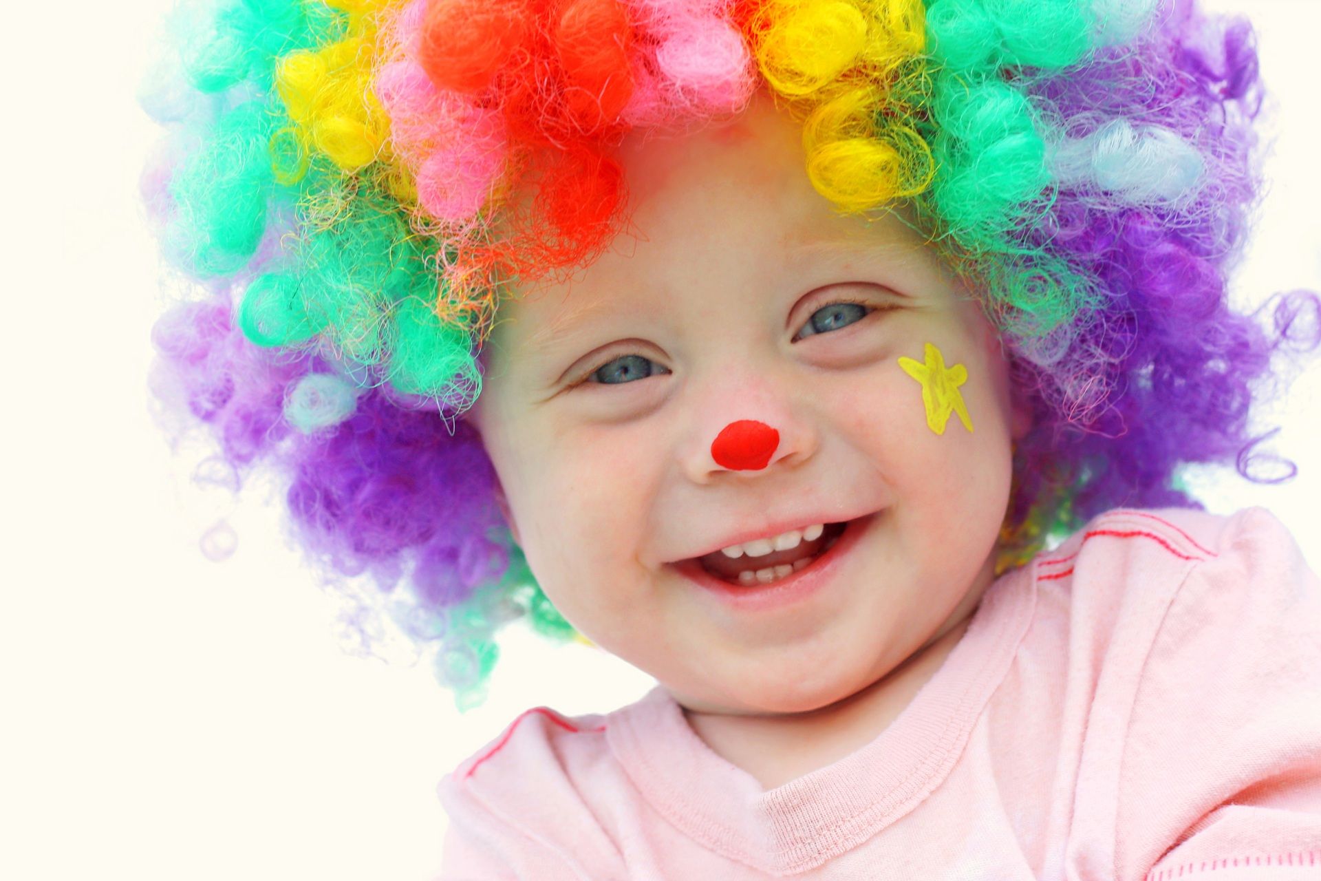 Bambino con parrucca clown colorata, 1920x1280 Full HD+, iMac