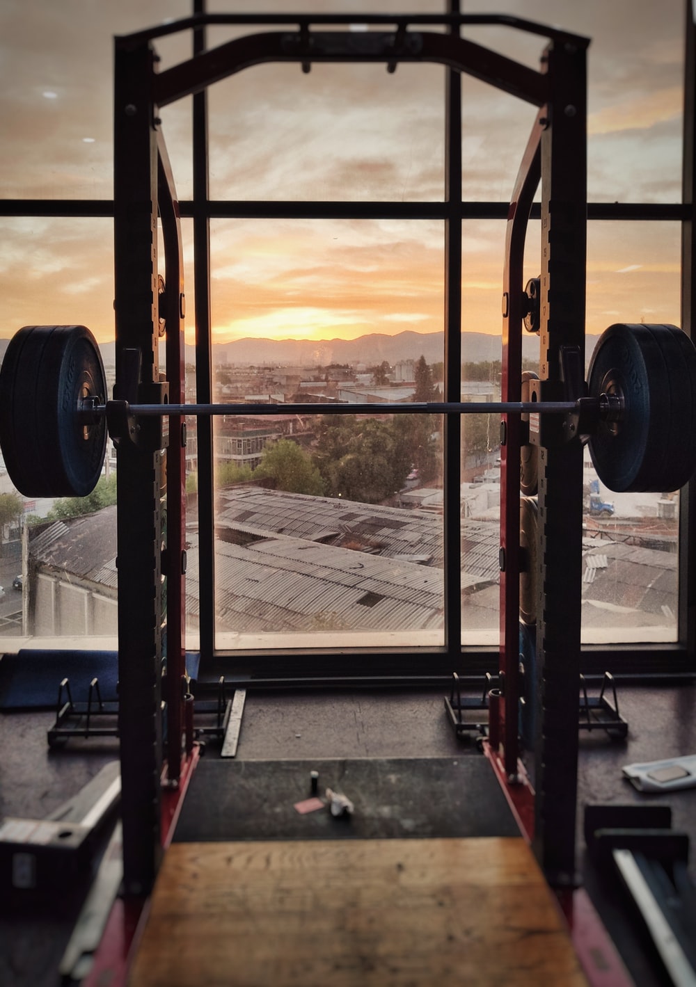 Bilanciere in palestra al tramonto, 1000x1419 Verticale, Android