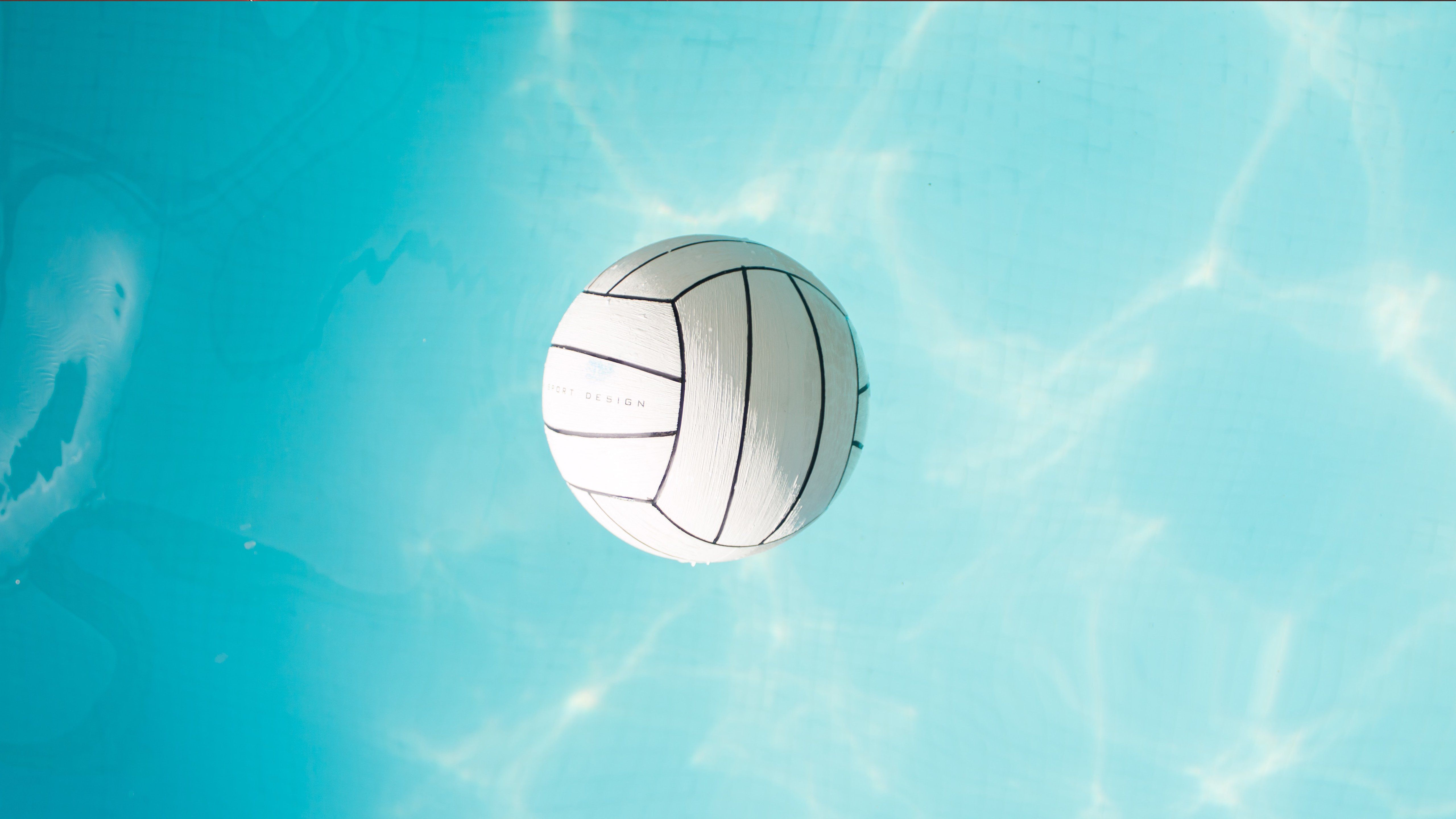 Pallone da pallavolo in piscina, 5120x2880 4K, PC Desktop