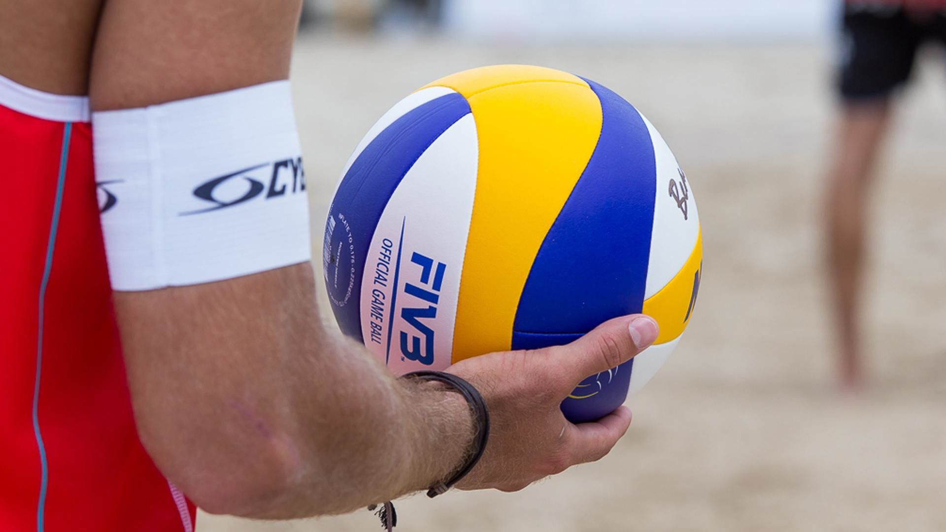 Pallone da beach volley in mano, 1920x1080 Full HD, Monitor Gaming