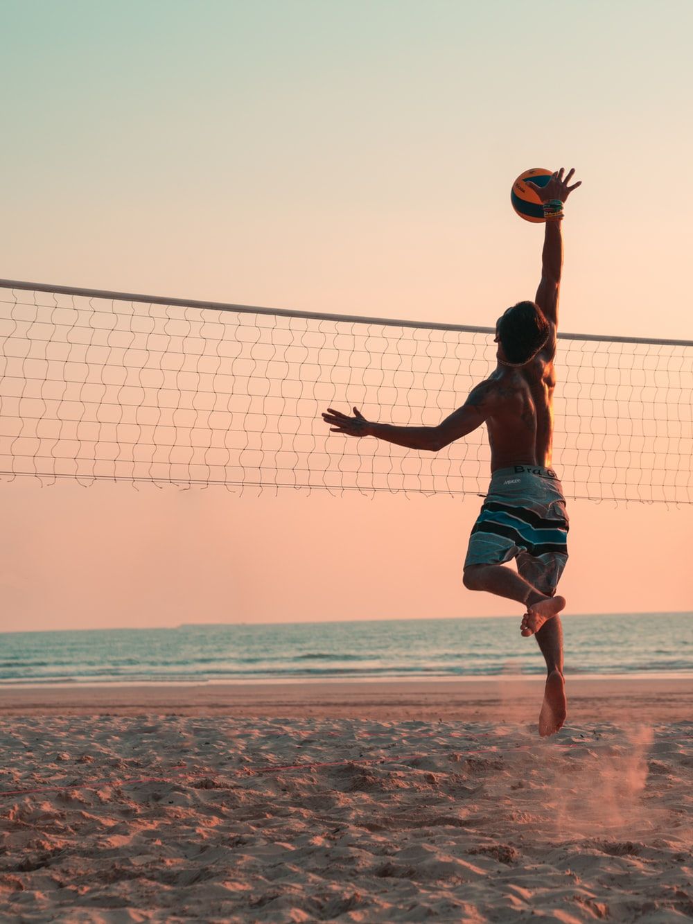 Giocatore beach volley al tramonto, 1000x1333 Full HD Verticale, iPhone