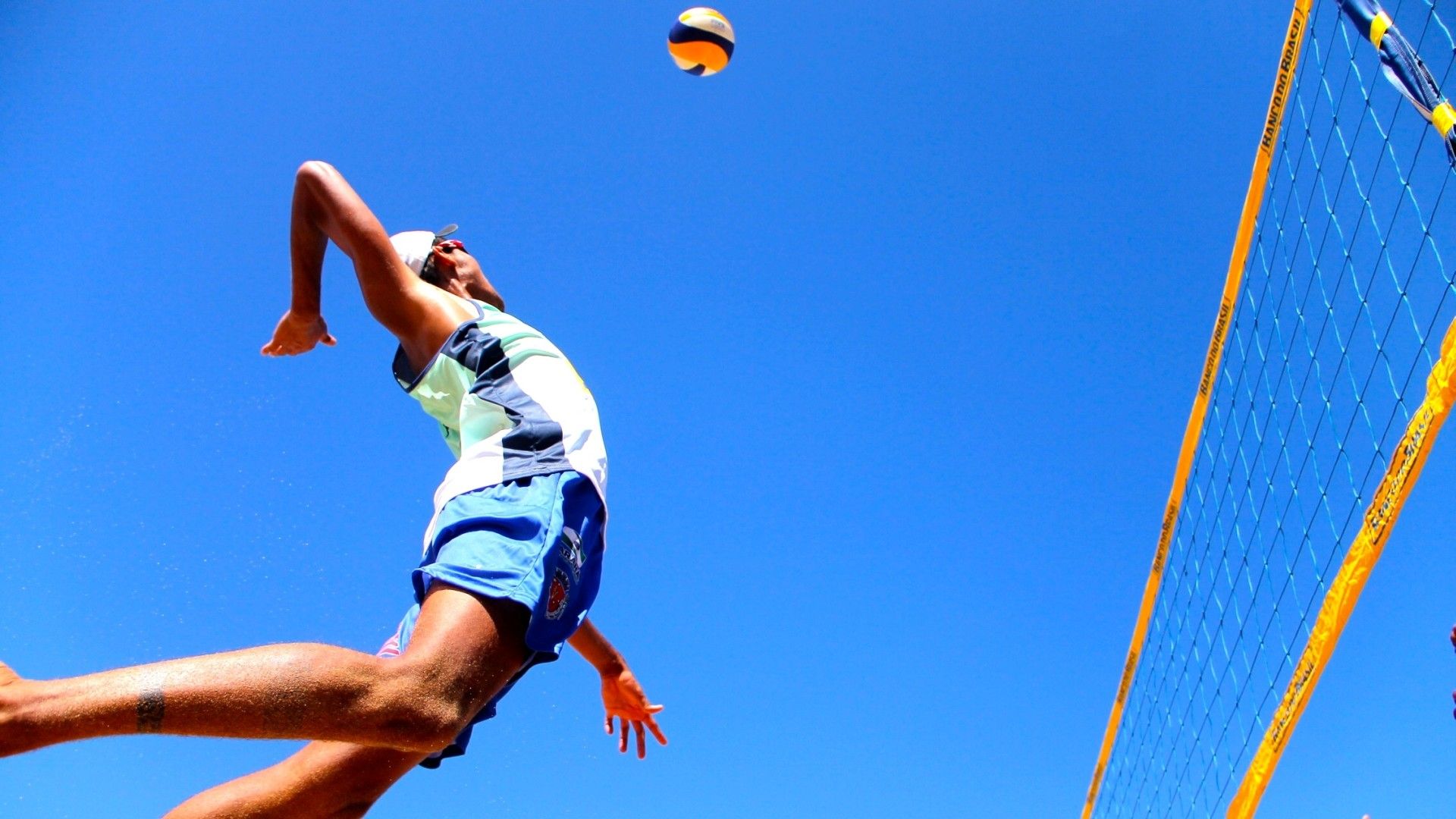 Giocatore beach volley in salto, 1920x1080 Full HD 1080p, Desktop