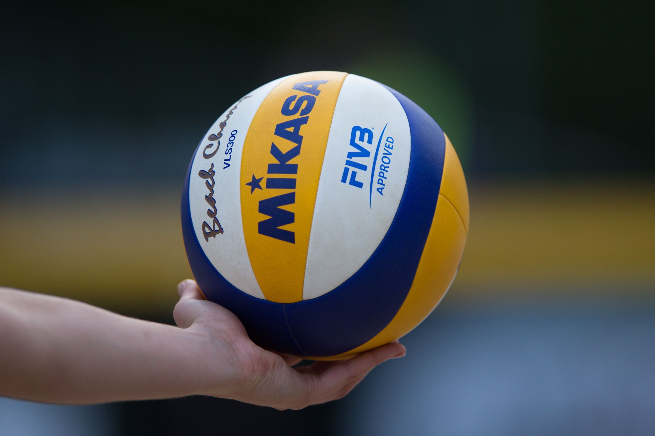 Pallone da pallavolo Mikasa in mano, 2200x1465 Hi-Res, PC Desktop