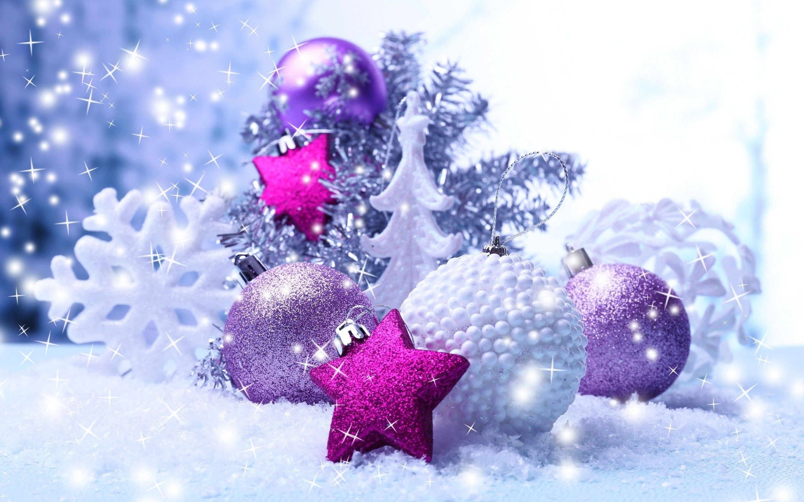 Palline di Natale viola su neve, 2560x1600 WQXGA, PC