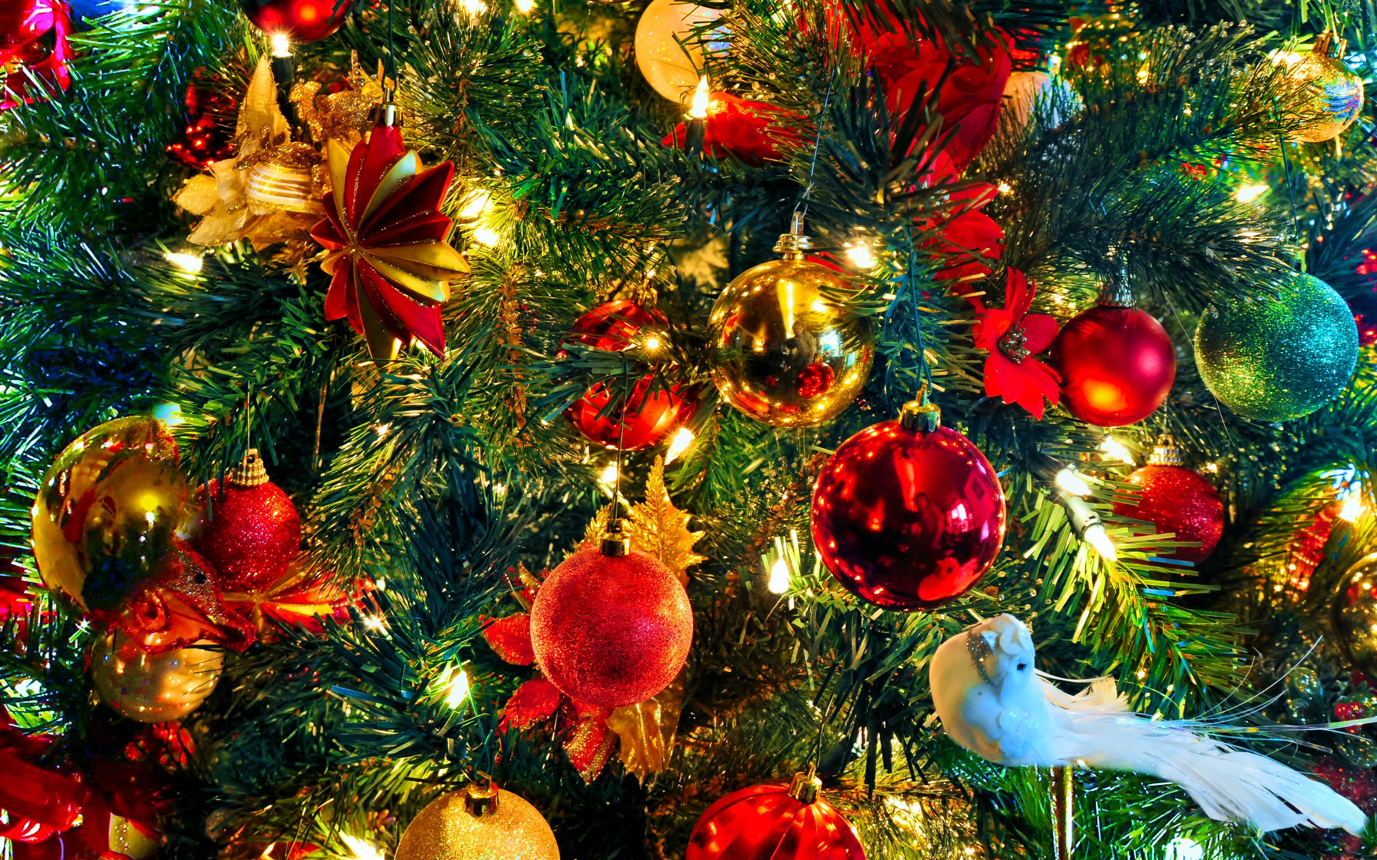 Albero di Natale con palline colorate, 4531x2832 Ultra HD, 4K TV