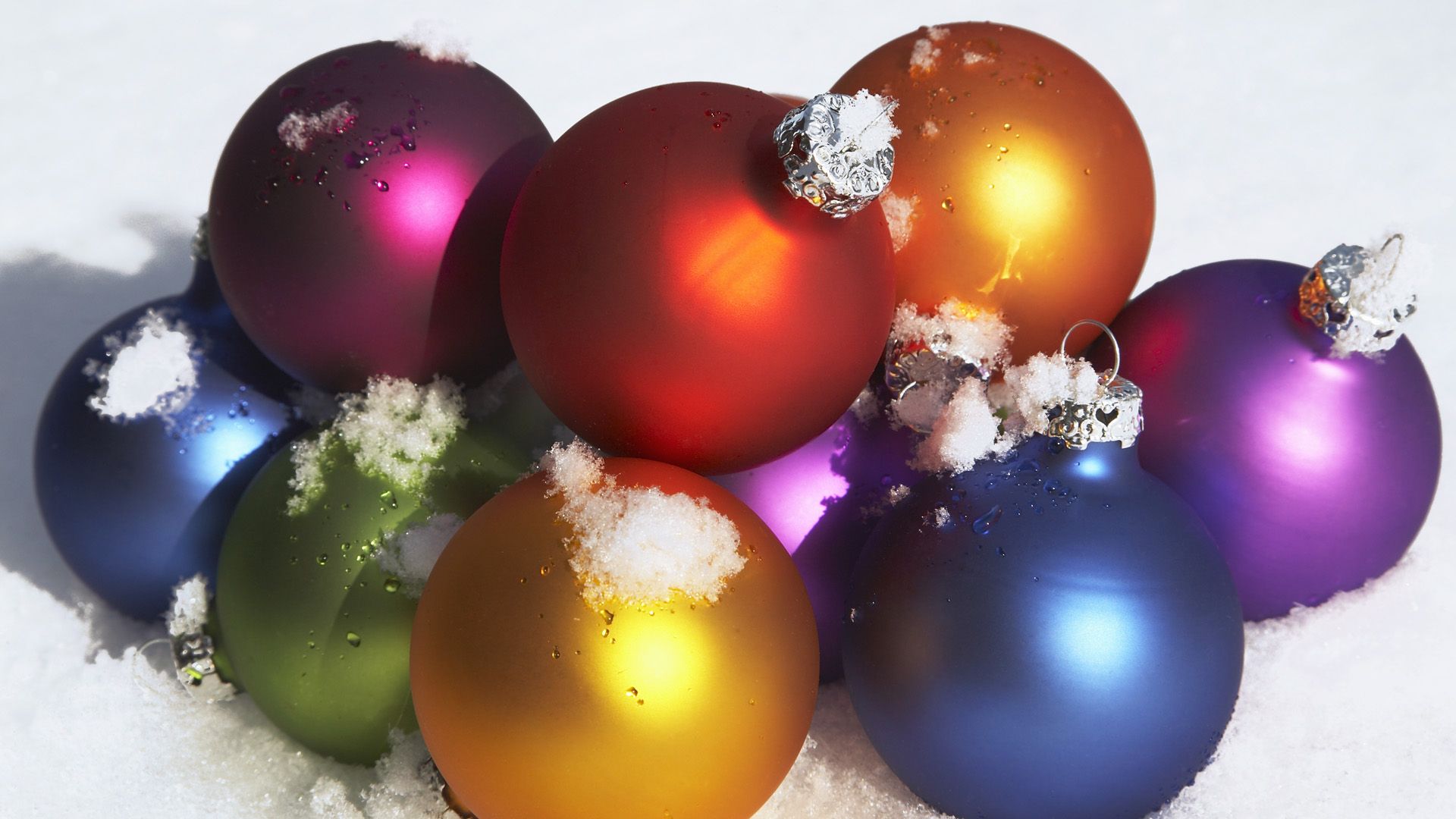 Palline di Natale colorate nella neve, 1920x1080 Full HD 1080p, PC Desktop
