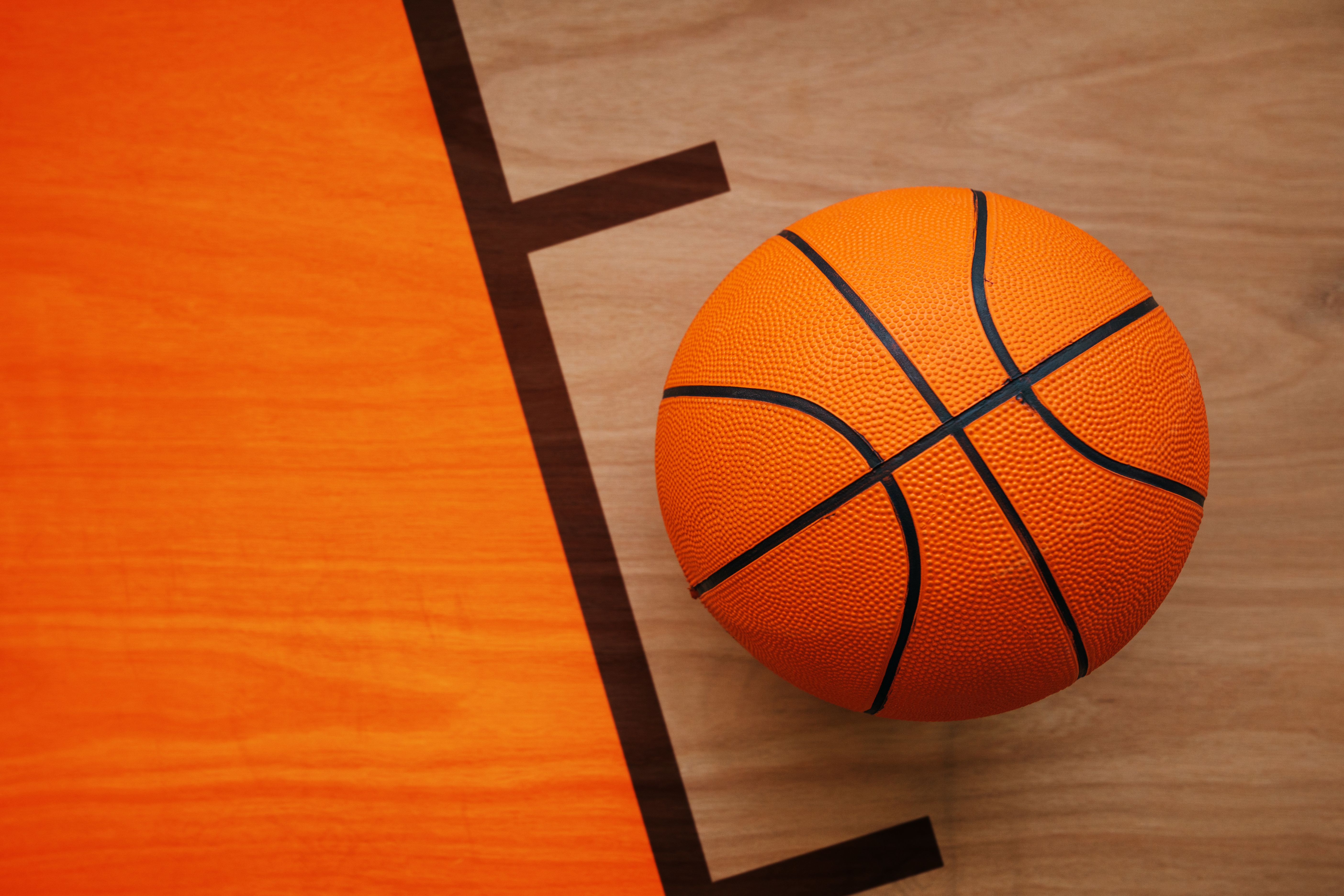Pallone da basket su parquet, 5616x3744 Ultra HD, Monitor 4K