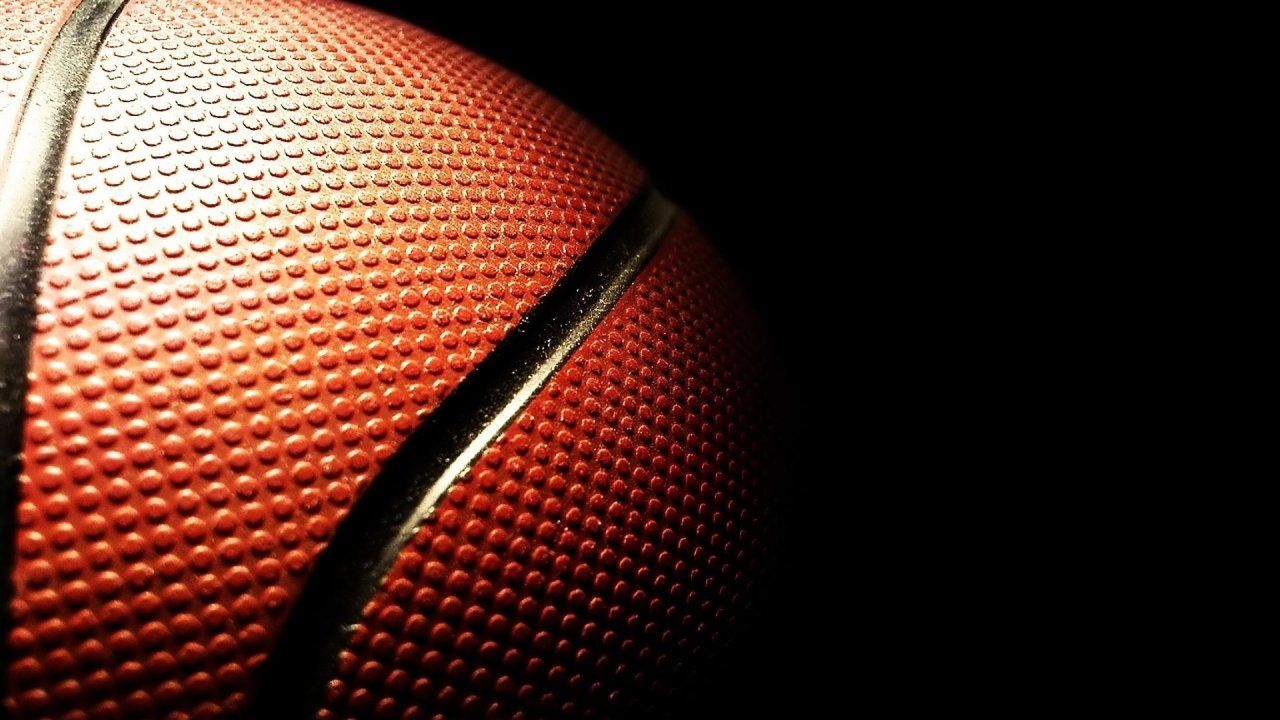 Pallone da basket su nero, 1280x720 HD, PC Desktop