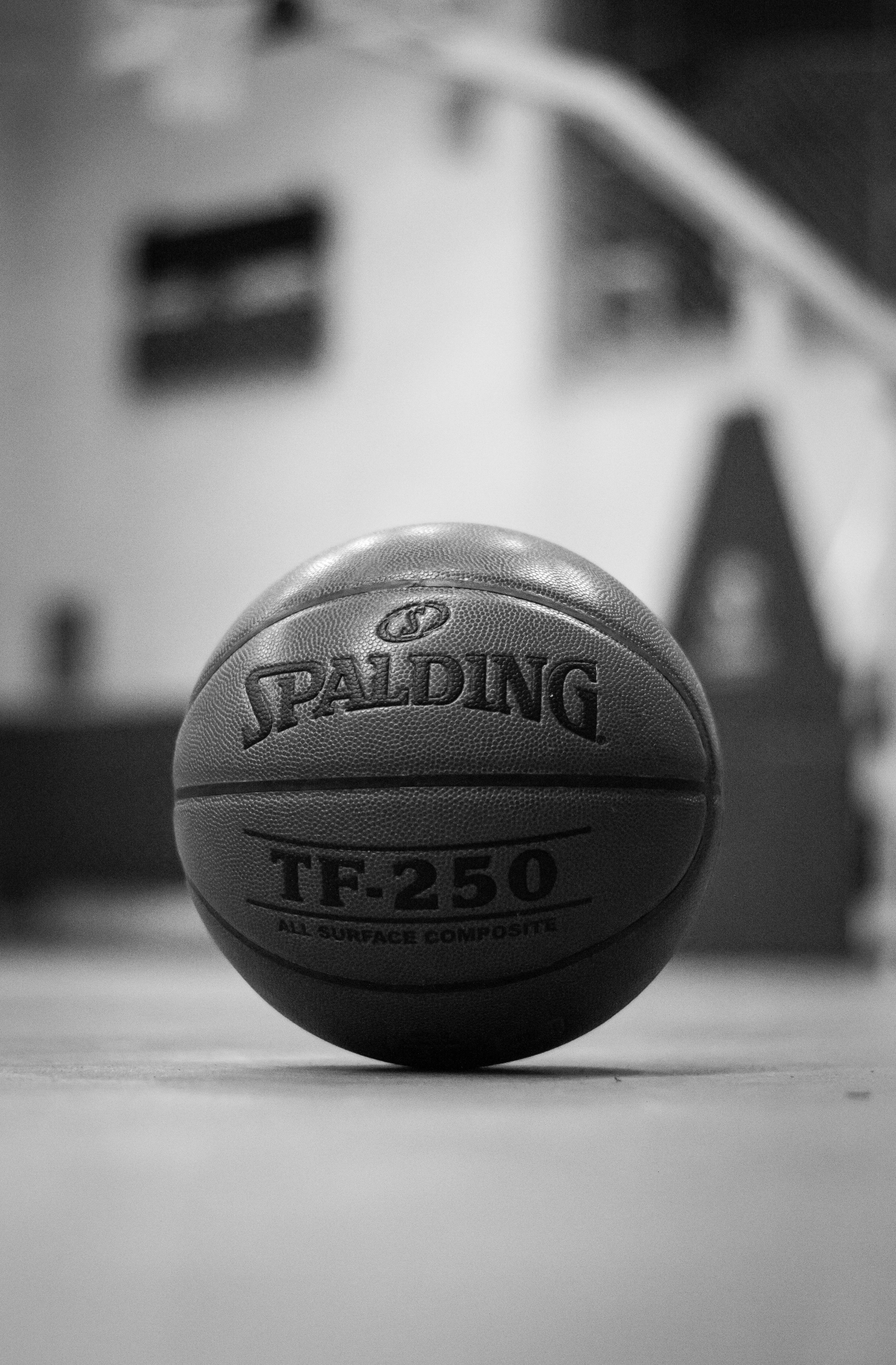 Pallone Spalding TF-250 bianco e nero, 3545x5401 Full HD Verticale, iPhone