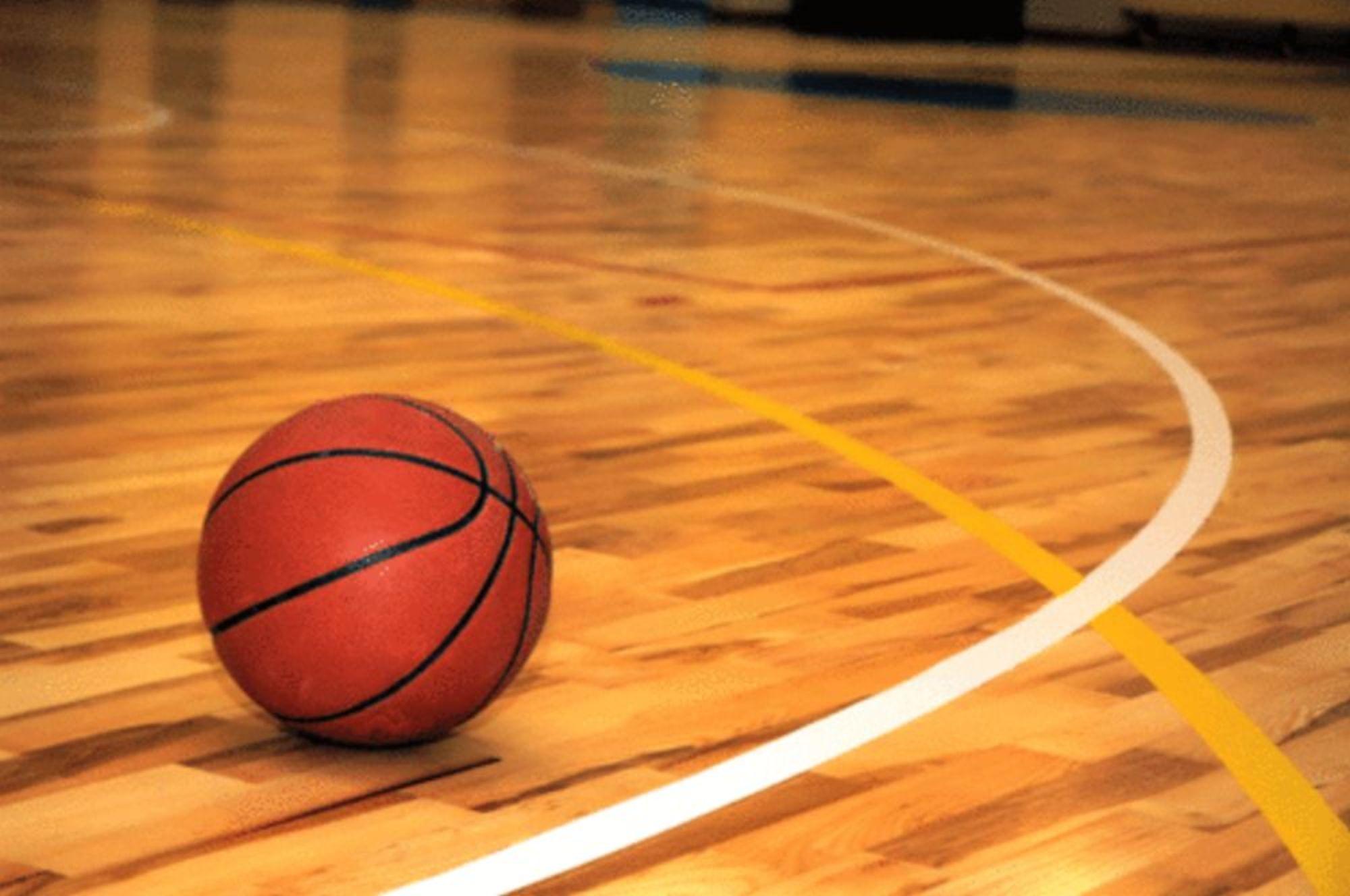 Pallone da basket su parquet, 2000x1328 Hi-Res, Desktop