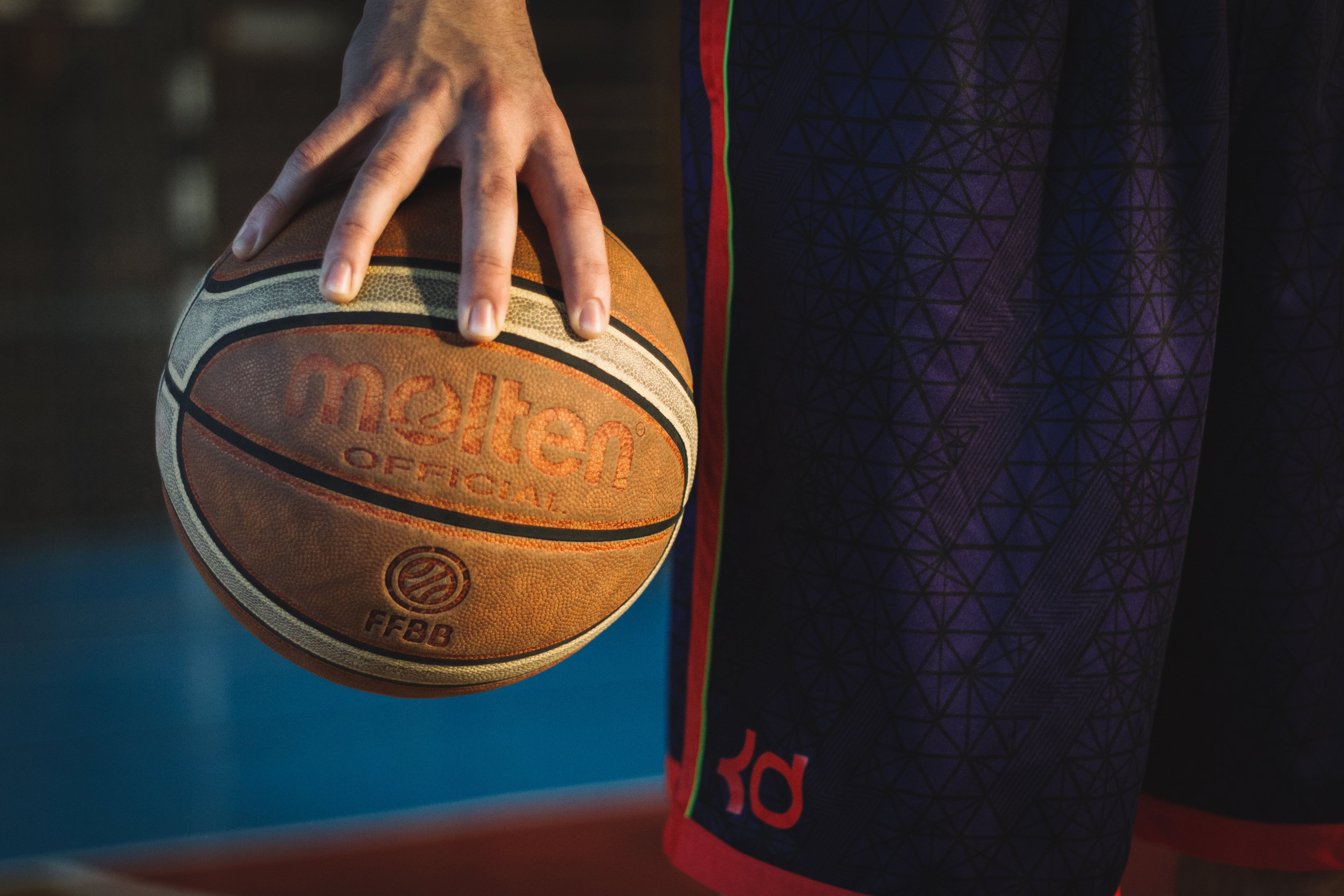 Mano che tiene pallone basket, 5184x3456 4K Ultra HD, Monitor 4K