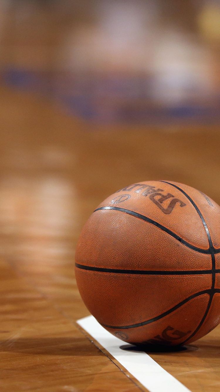 Pallone da basket su parquet, 750x1334 Verticale, Mobile
