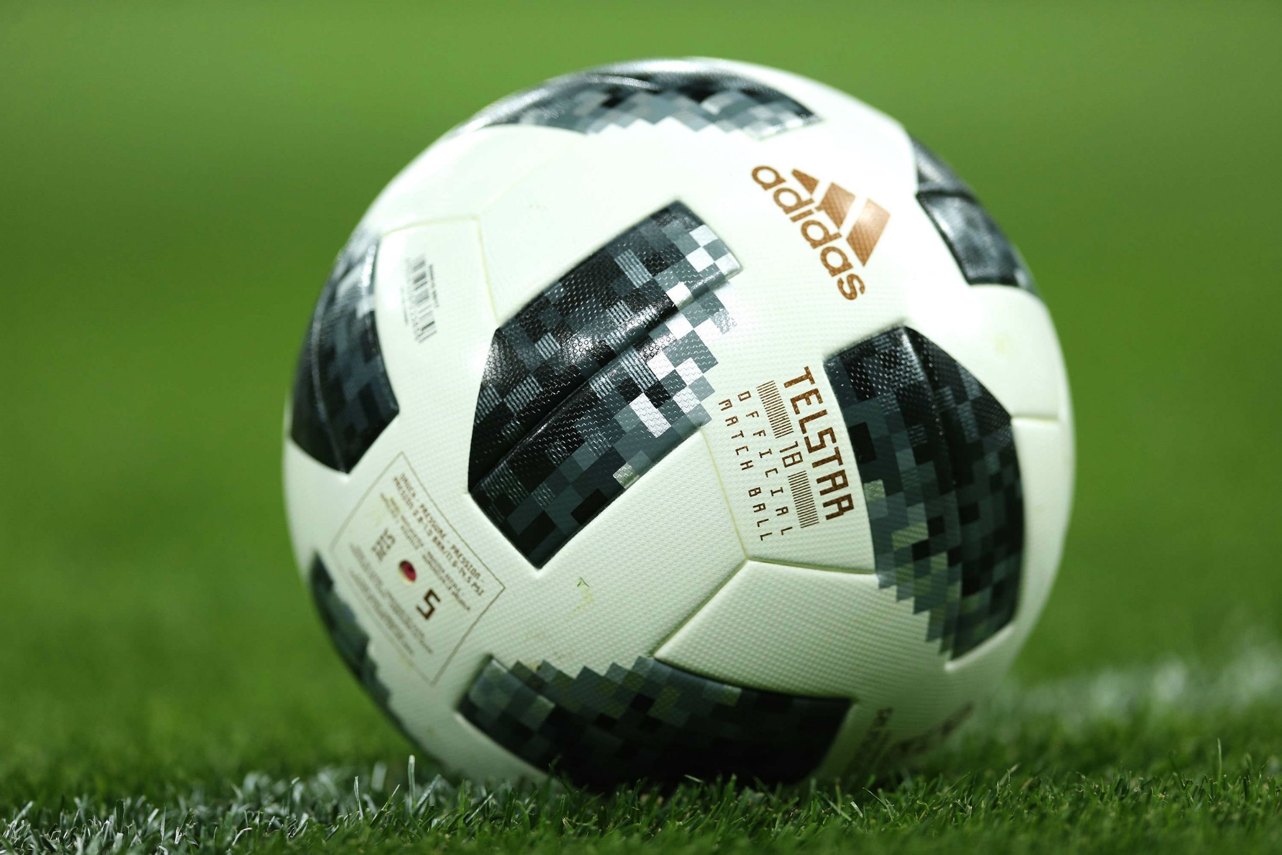Pallone Adidas Telstar sul campo, 2500x1667 Hi-Res, PC