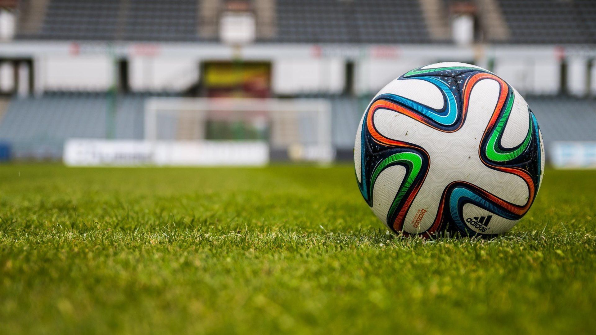 Pallone da calcio sul campo, 1920x1080 1080p, Desktop
