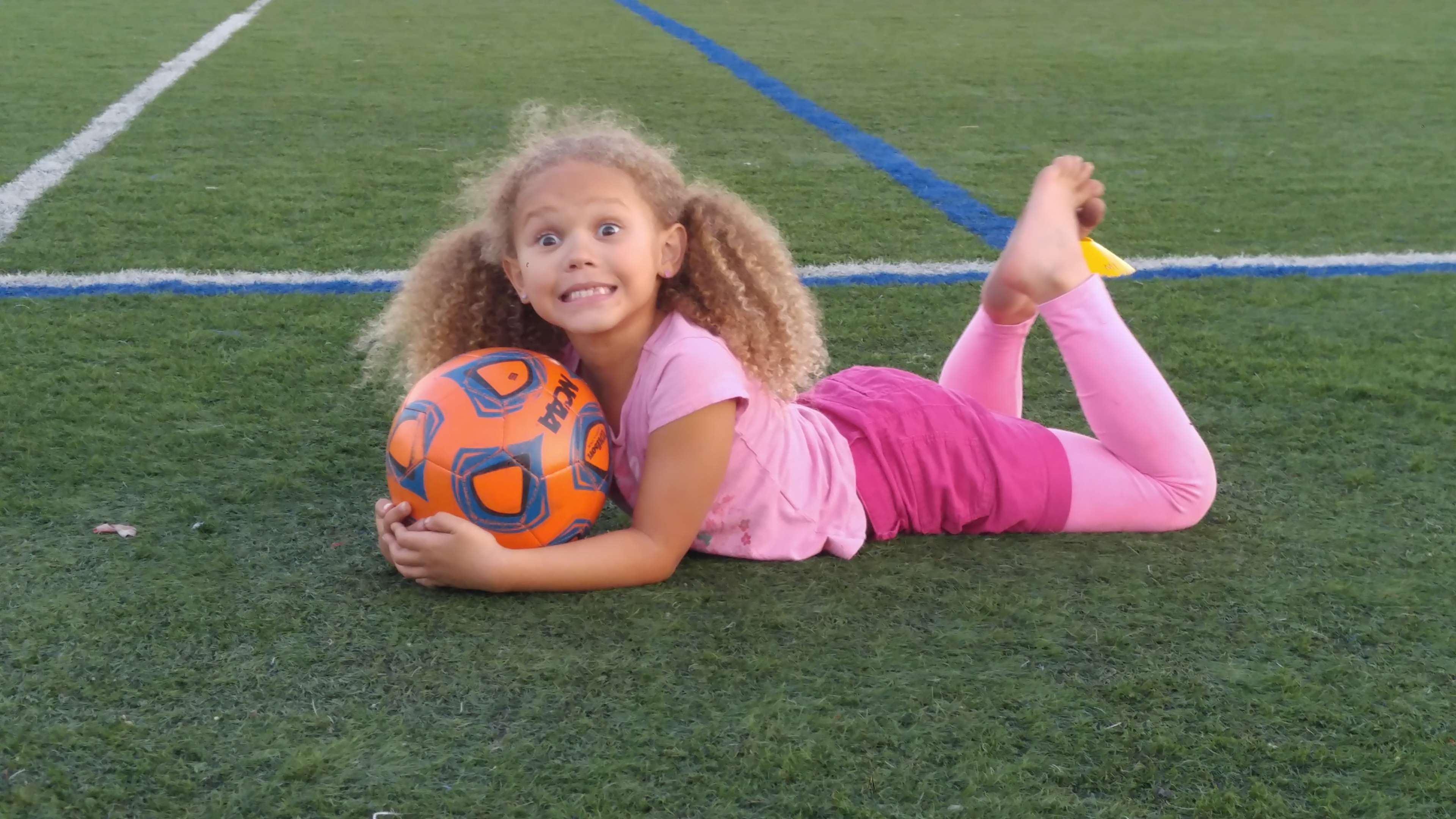 Pallone da Calcio Rosa, 1280x882 HD, Desktop