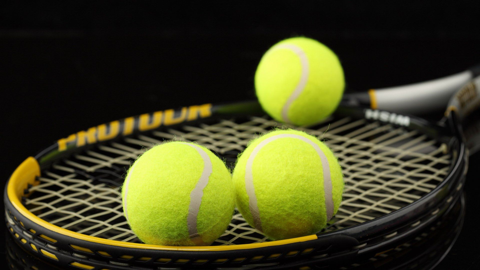 Palline da tennis su racchetta, 1920x1080 1080p, PC Desktop