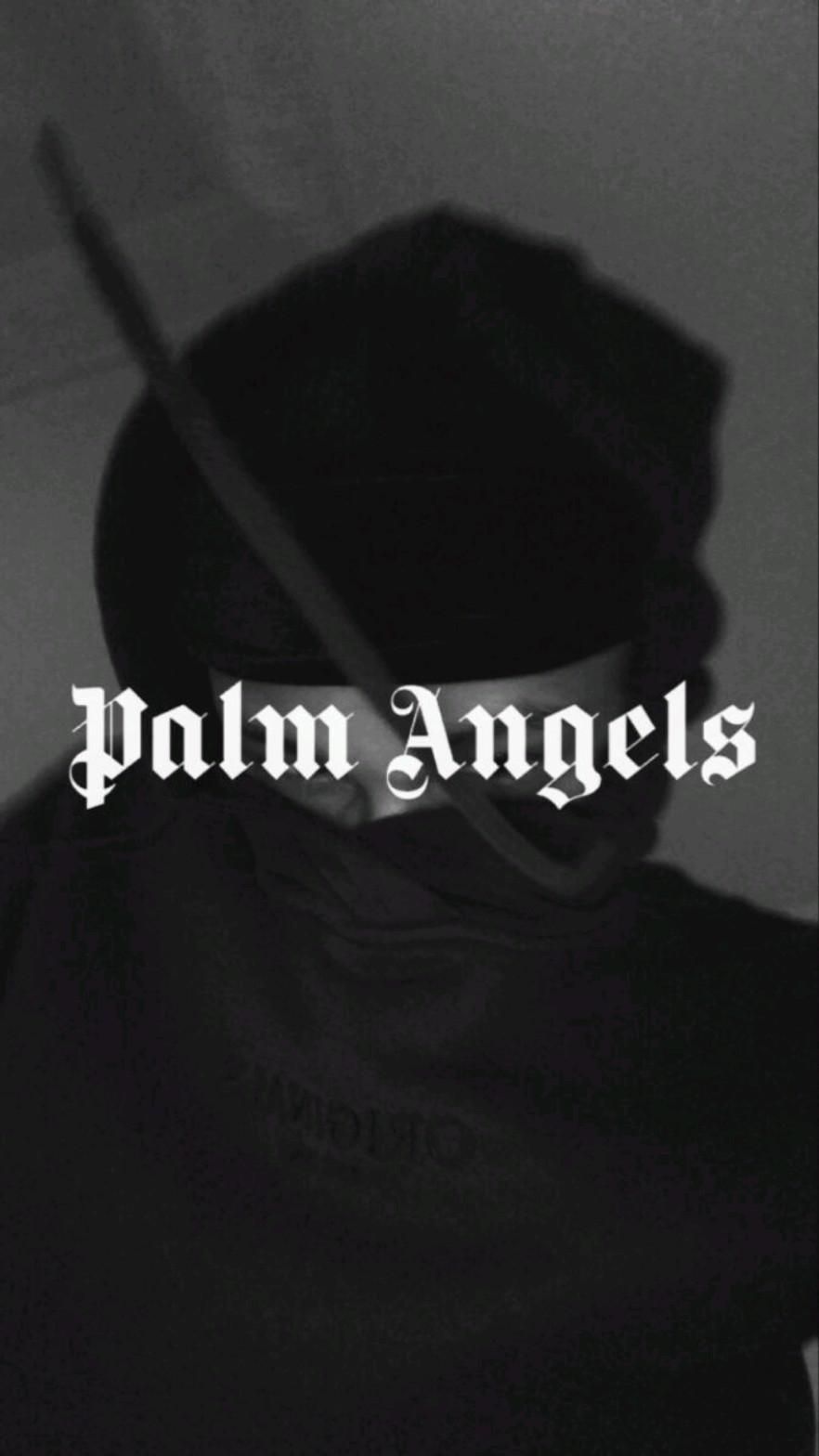 Figura incappucciata scura, logo Palm Angels, 882x1568 Verticale, Telefono
