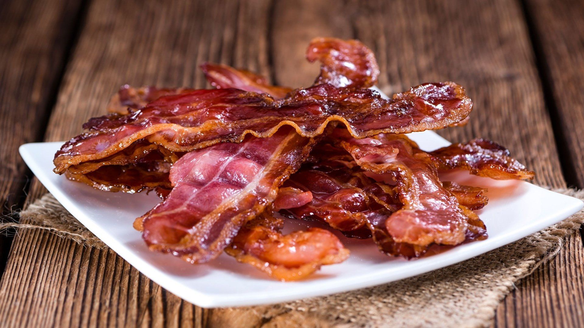 Pancetta croccante su piatto, 1920x1080 1080p, PC Desktop