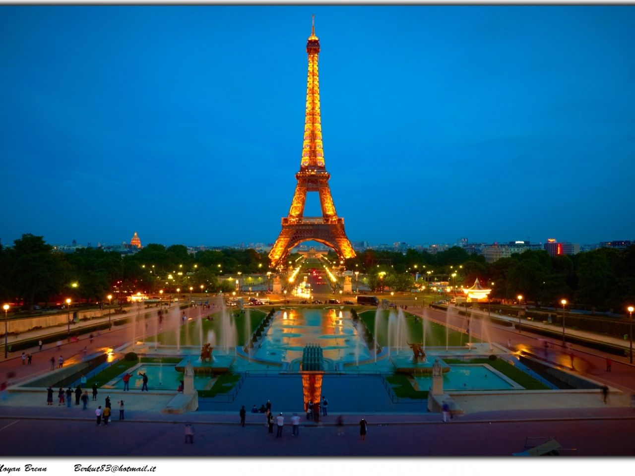 Torre Eiffel notturna illuminata, 1280x960 HD, Desktop