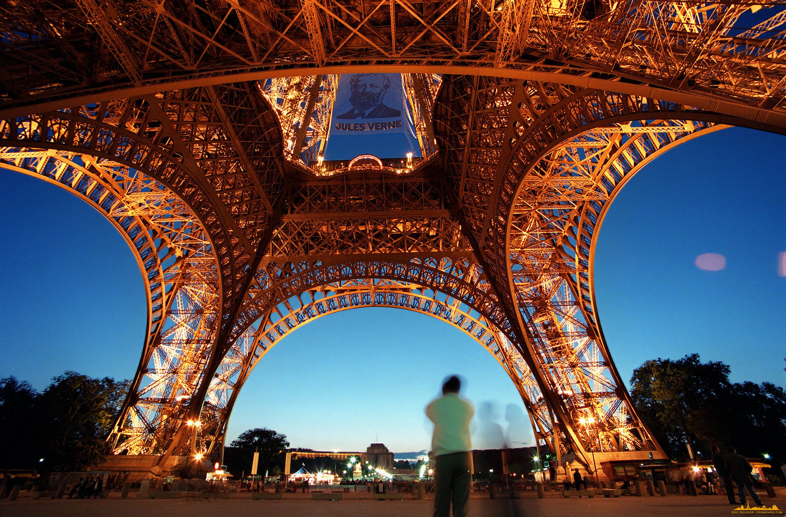 Torre Eiffel illuminata dal basso, 2600x1711 2K, Desktop