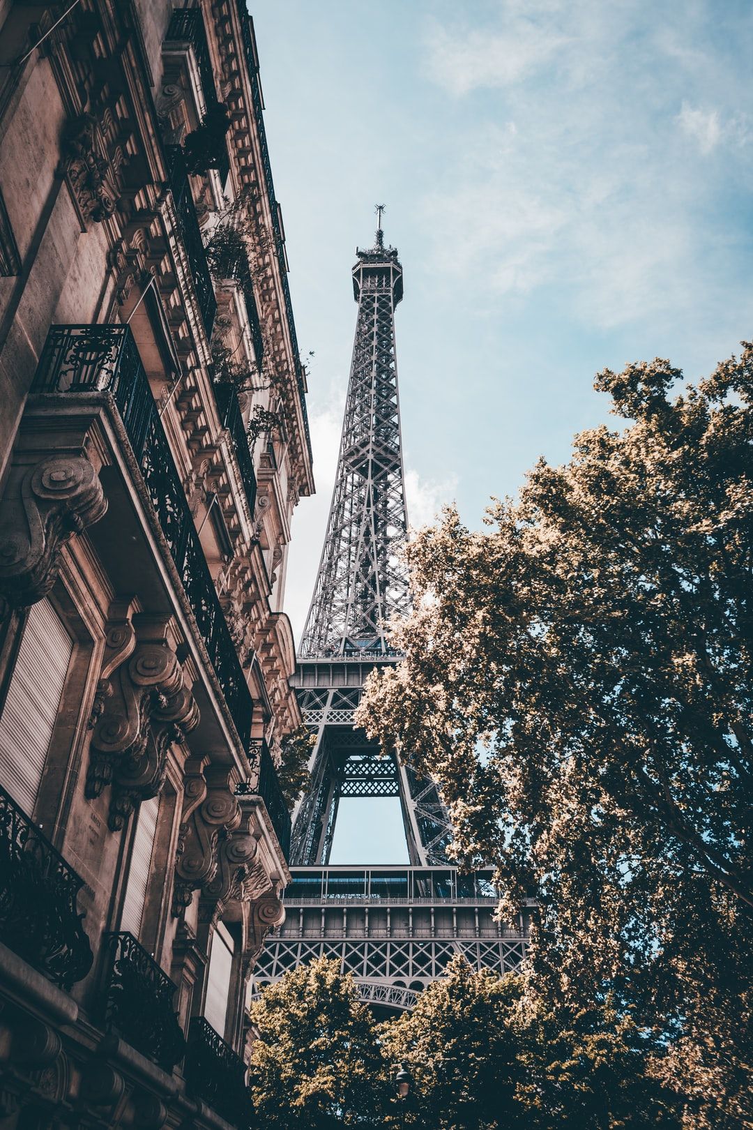 Torre Eiffel tra edifici parigini, 1080x1620 Verticale, Mobile