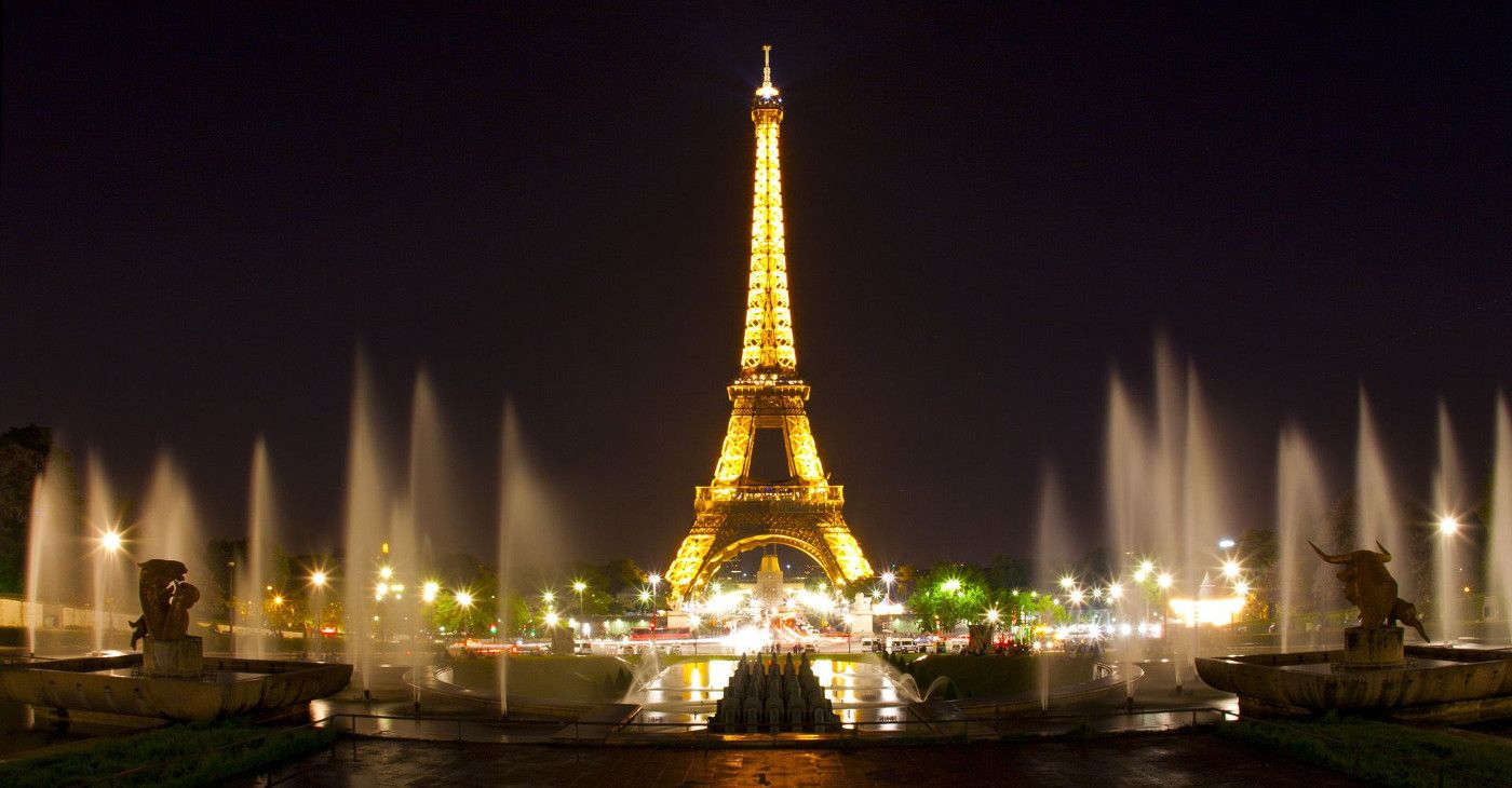 Torre Eiffel notturna con fontane, 1400x730 720p, Laptop