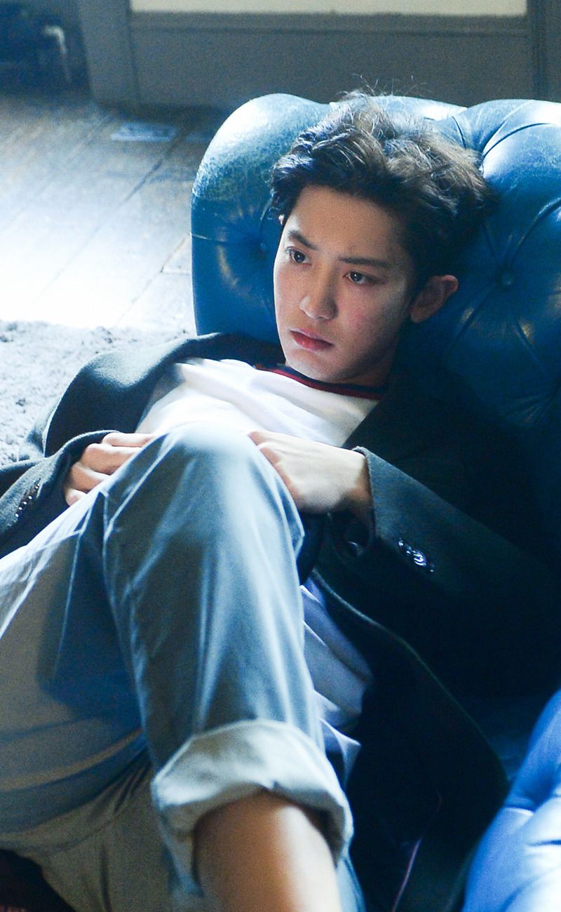 Park Chanyeol seduto divano blu, EXO, 800x1300 Full HD Verticale, iPhone