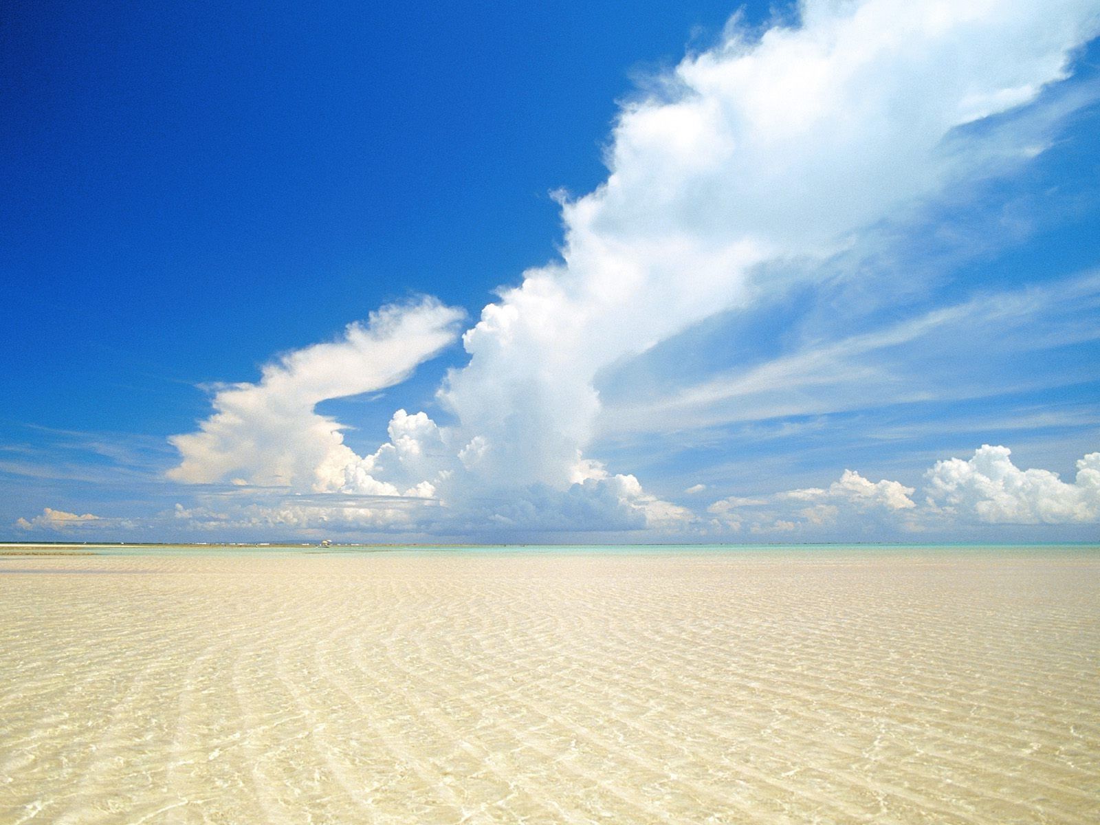 Spiaggia con nuvole e cielo blu, 1600x1200 HD Ready, PC Desktop