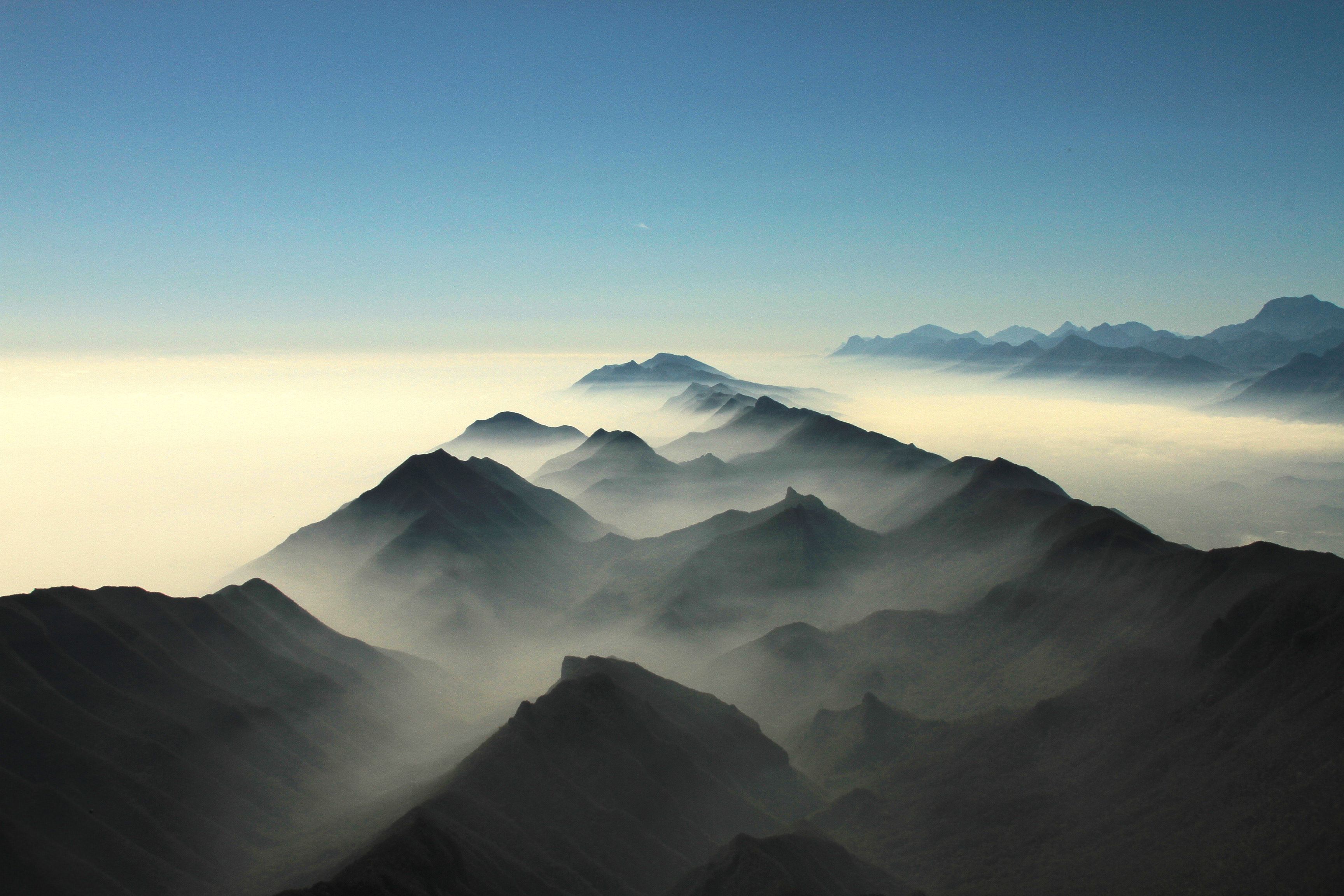 Montagne nella nebbia minimaliste, sfondi per PC, 3456x2304 2K+, Desktop