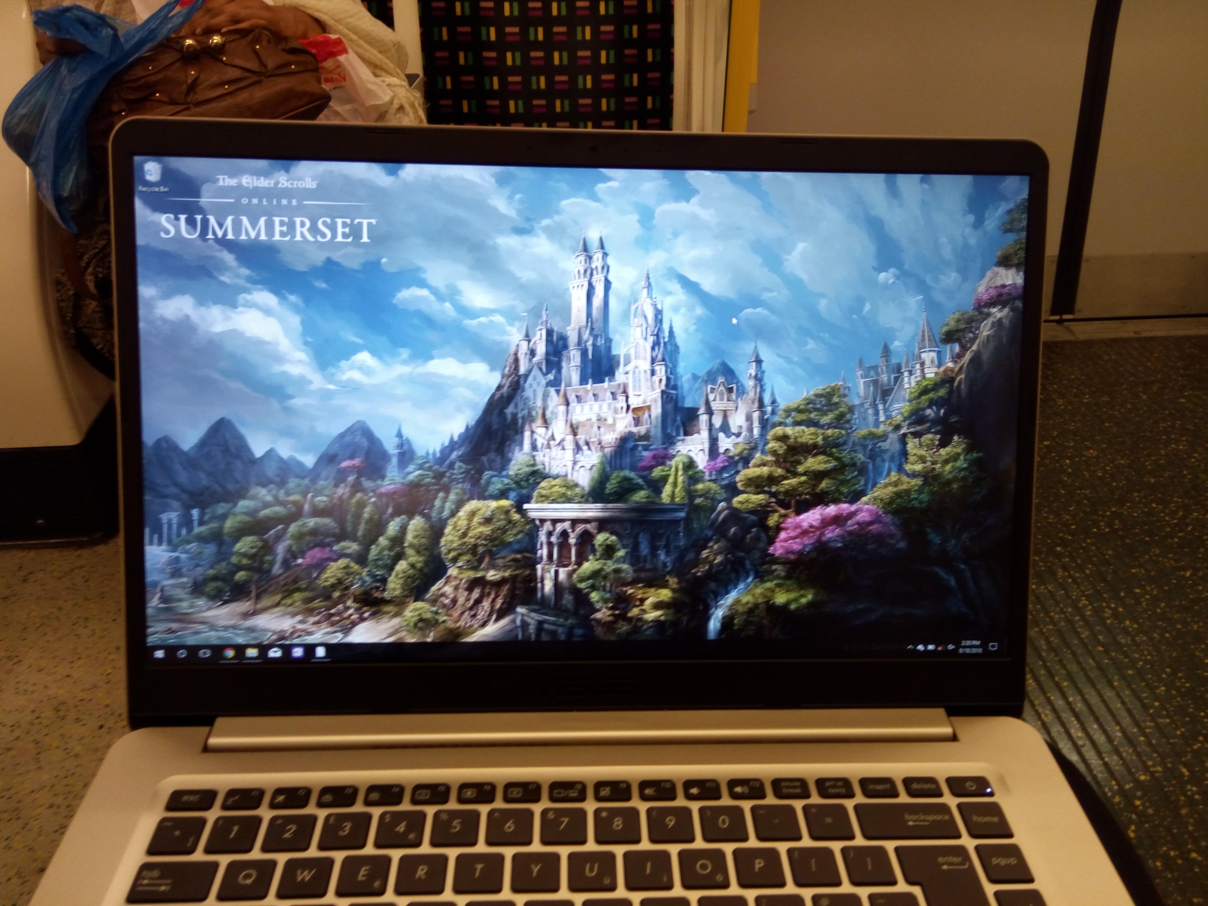 Laptop con wallpaper Summerset fantasy, 4224x3168 4K Ultra HD, Laptop
