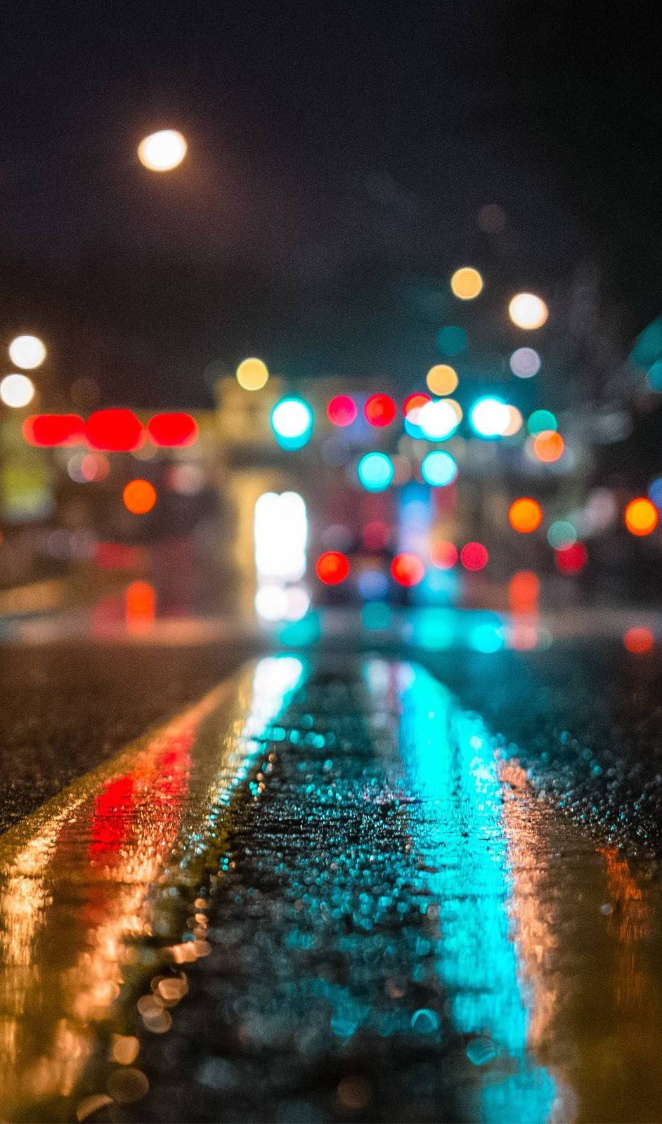 Strada bagnata bokeh notturno, sfondi per Tablet, 942x1600 Full HD Verticale, Tablet Android