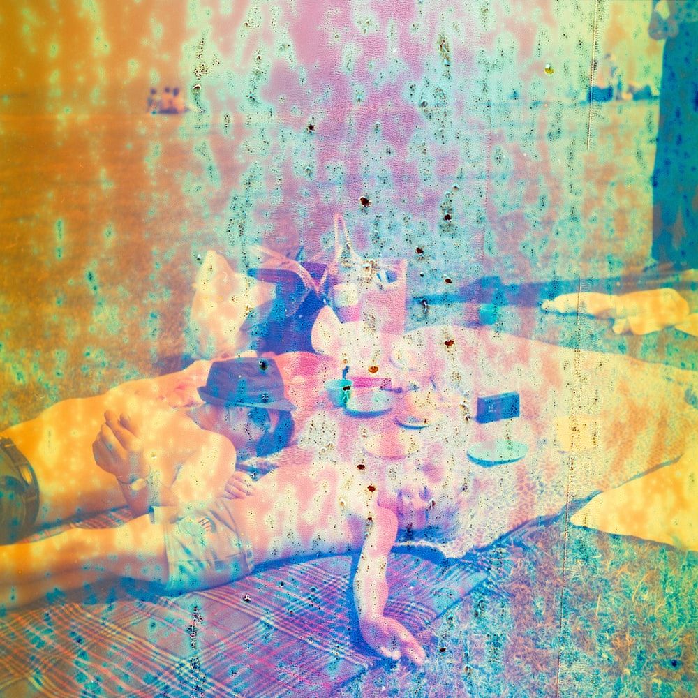 Persona sdraiata colori psichedelici, 1000x1000 HD, Desktop