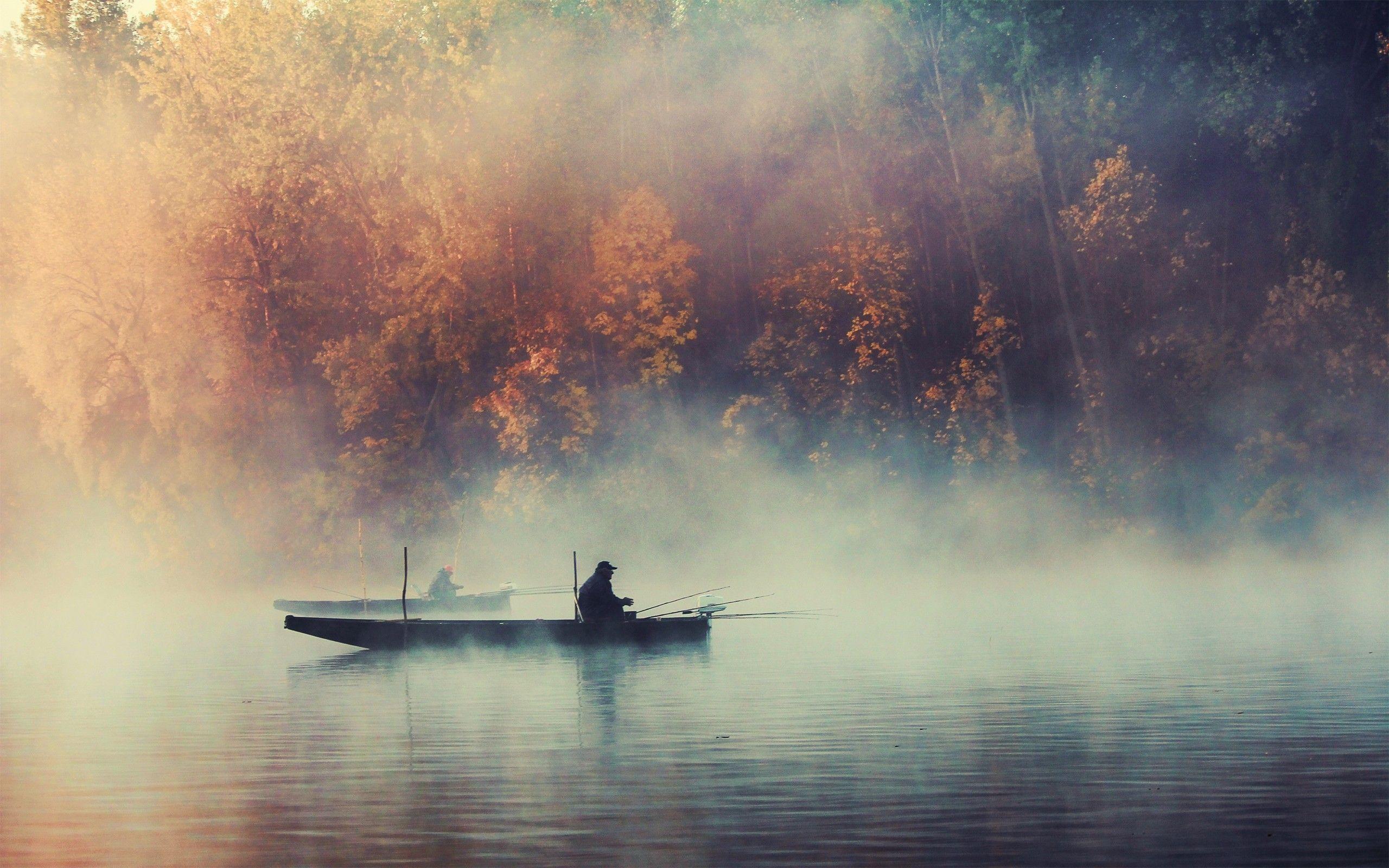 Pescatore su barca nella nebbia, 2560x1600 WQXGA, Laptop