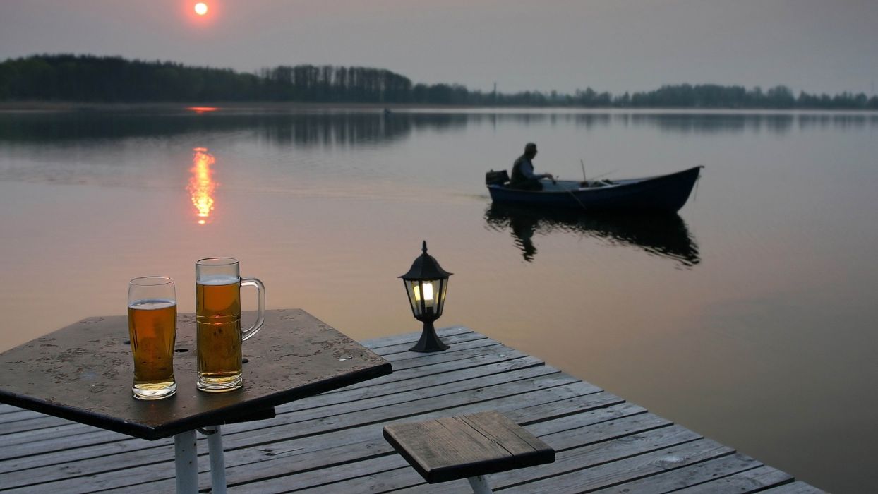 Lago al tramonto con barca da pesca, 1244x700 HD, Laptop