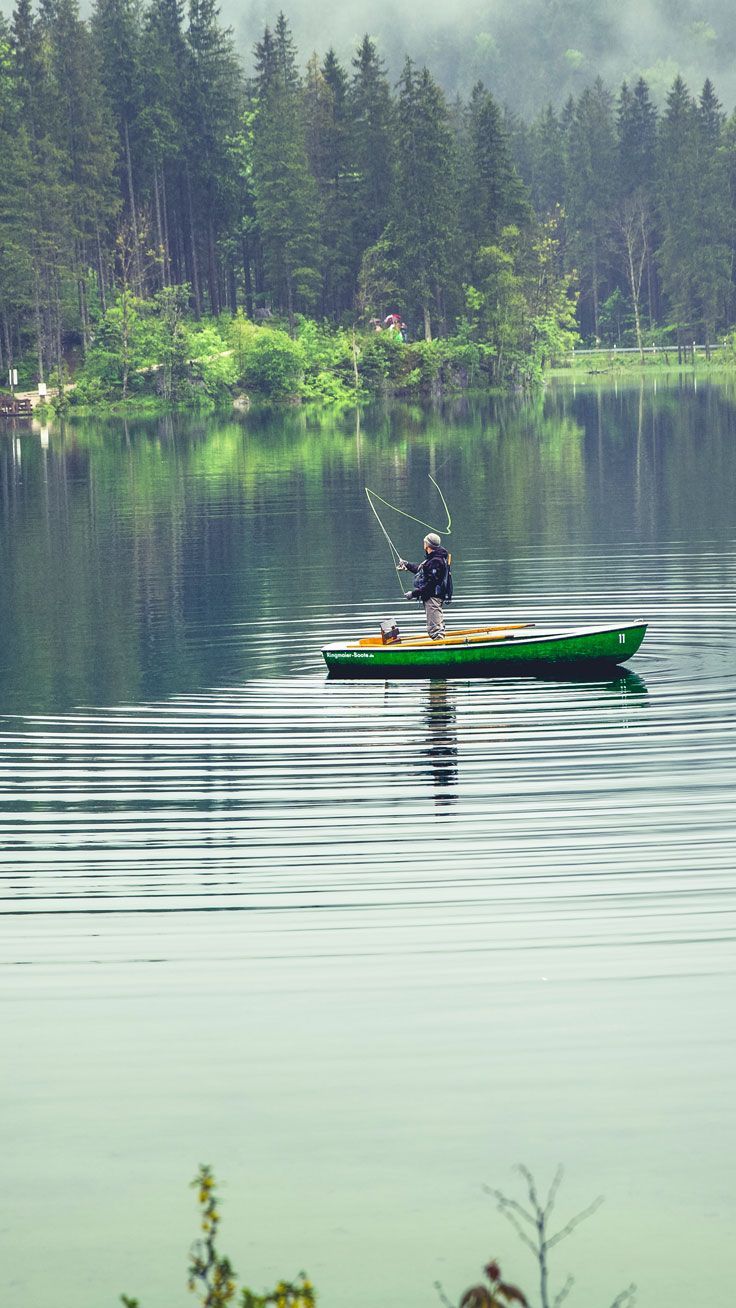 Pescatore su barca al lago, 736x1308 Full HD Verticale, Smartphone